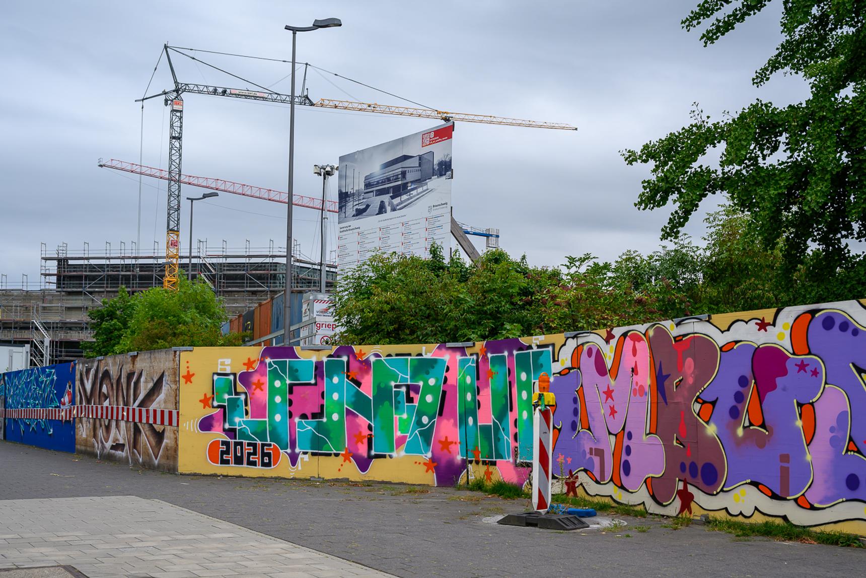 —Bauzaun Stadhalle (Temporary Wall)