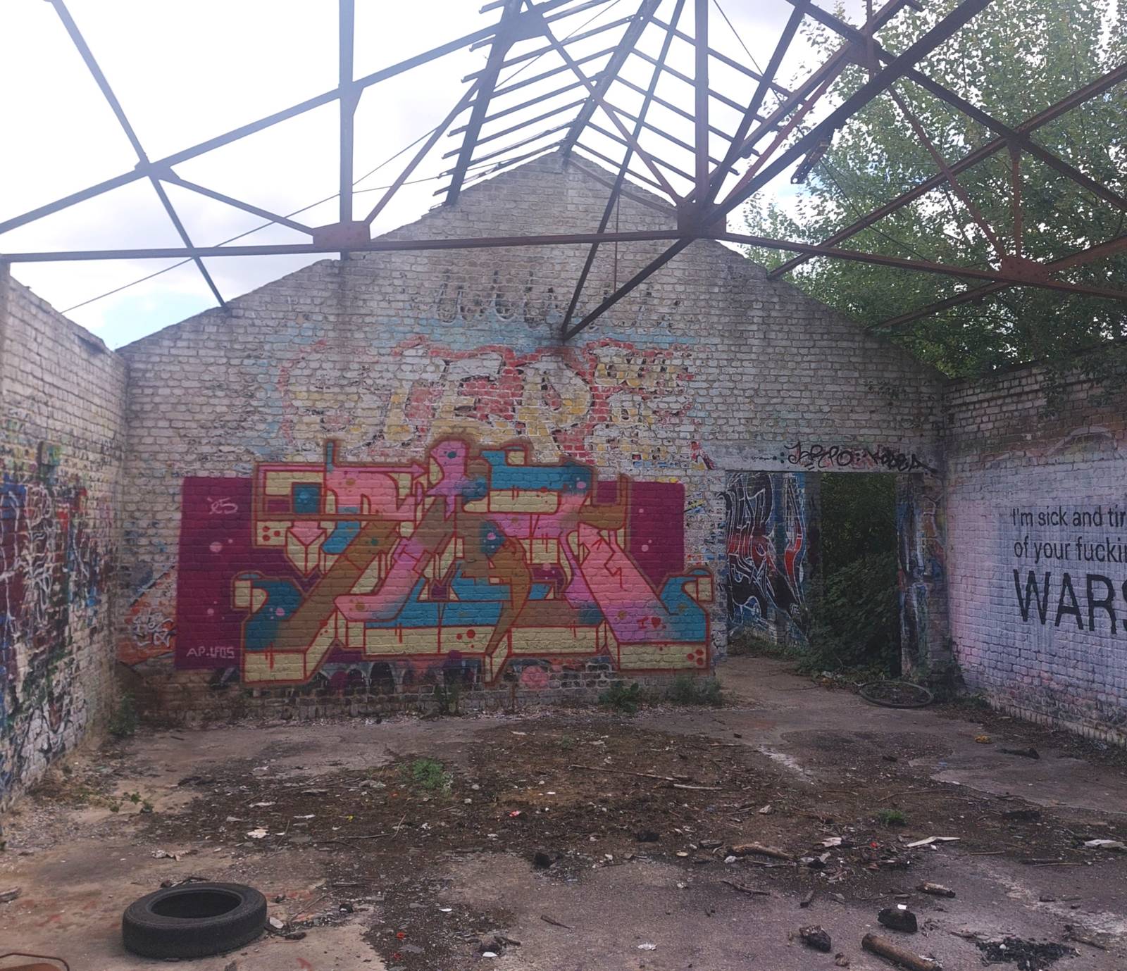 —Graffitispot verlaten oliesilo's