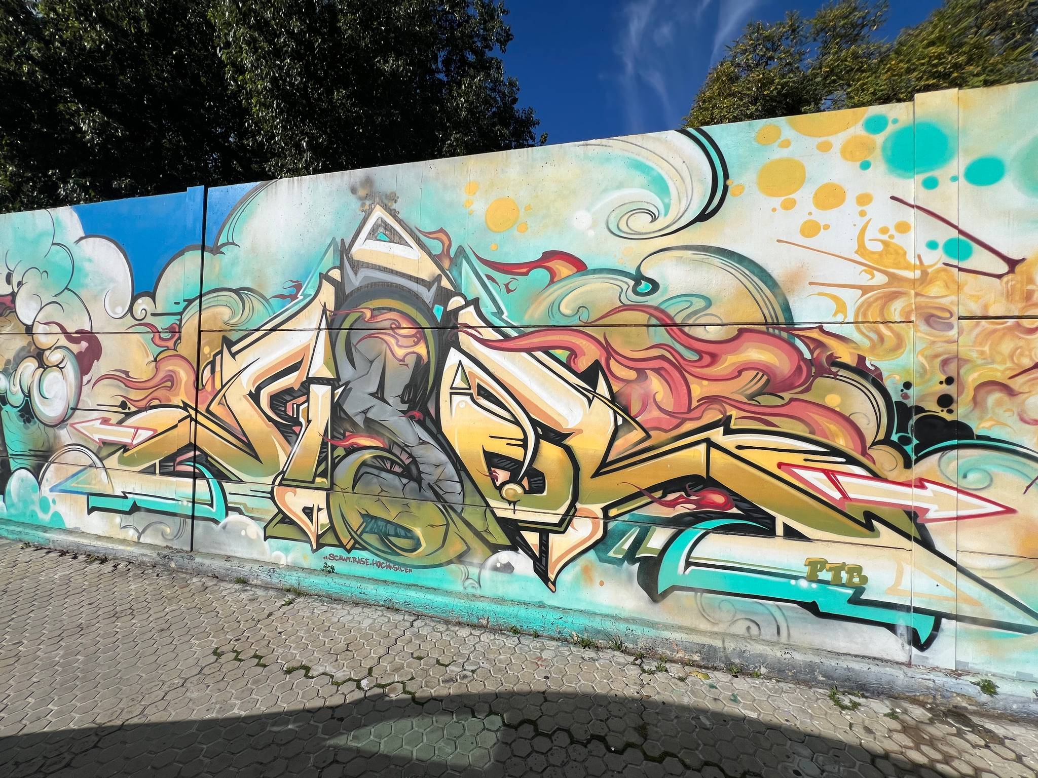 Logan, Azuka, opash, Disoh, Bonim&mdash;Mural Gas Turquesa