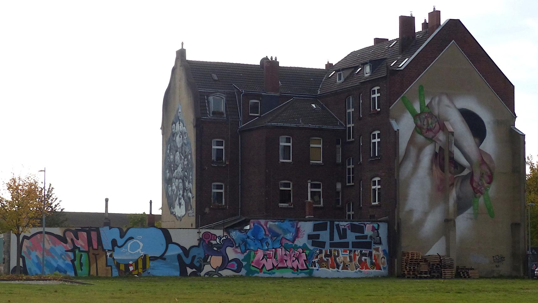 —Actionwall next to Gallery Töchter und Söhne