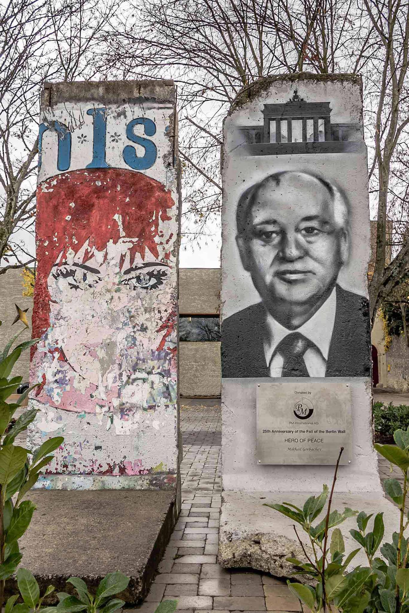 Victor Landeta&mdash;Gorbachov on Berlin wall segment