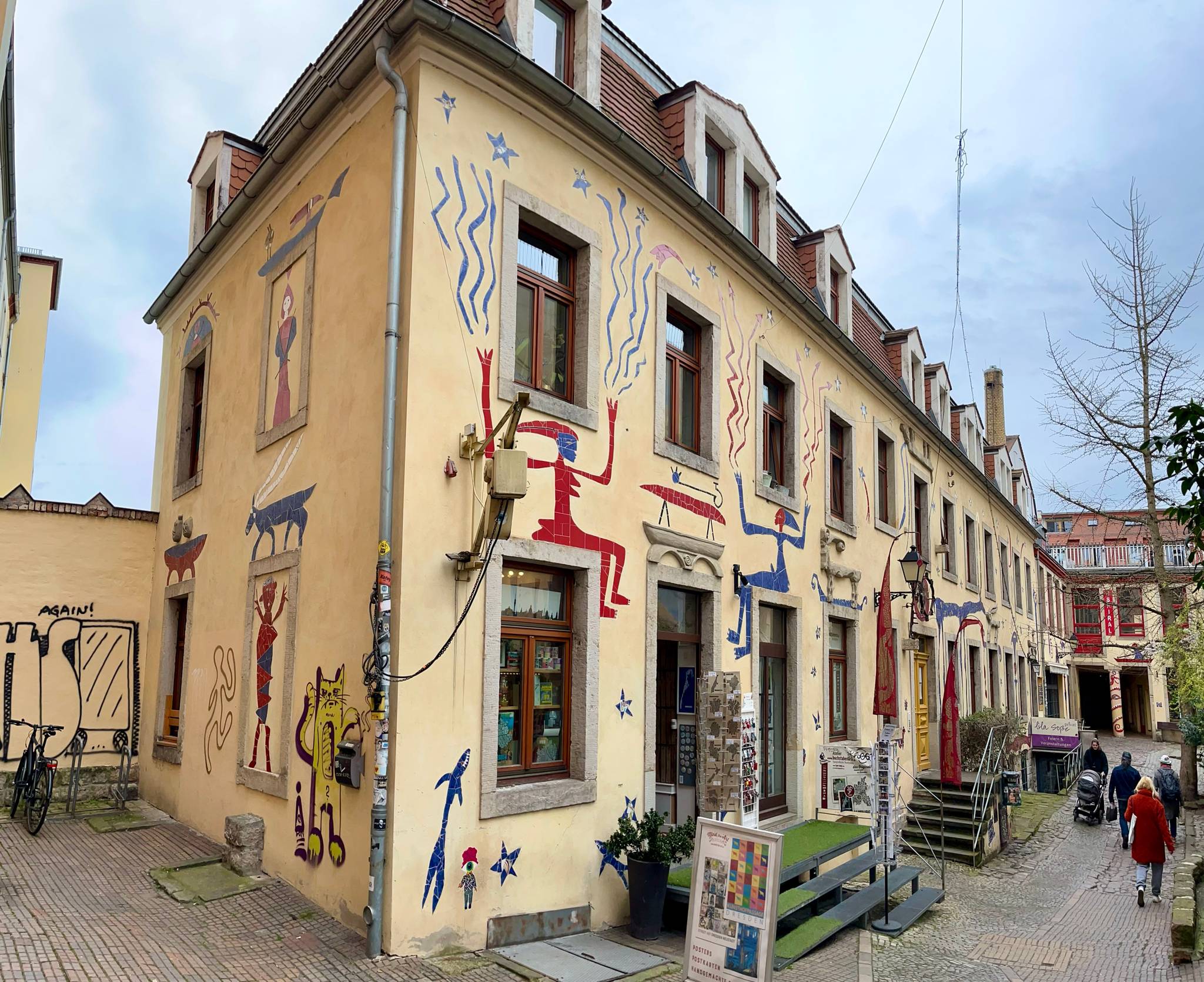 Viola Schöpe&mdash;Hof der Fabelwesen (Courtyard of the Mystical Creatures)