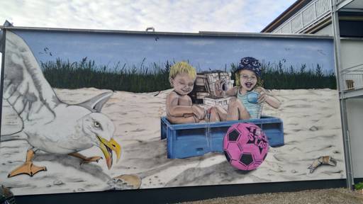 Kinder am Strand mit Möwe