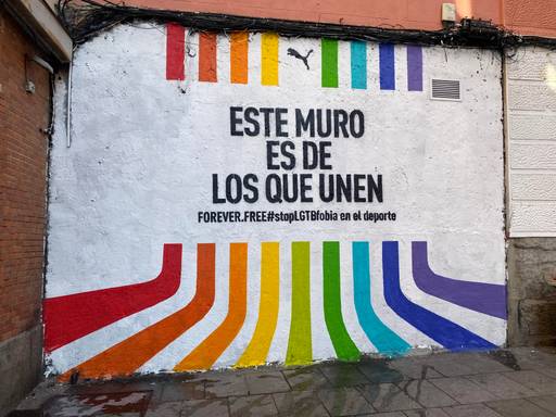 Este muro une