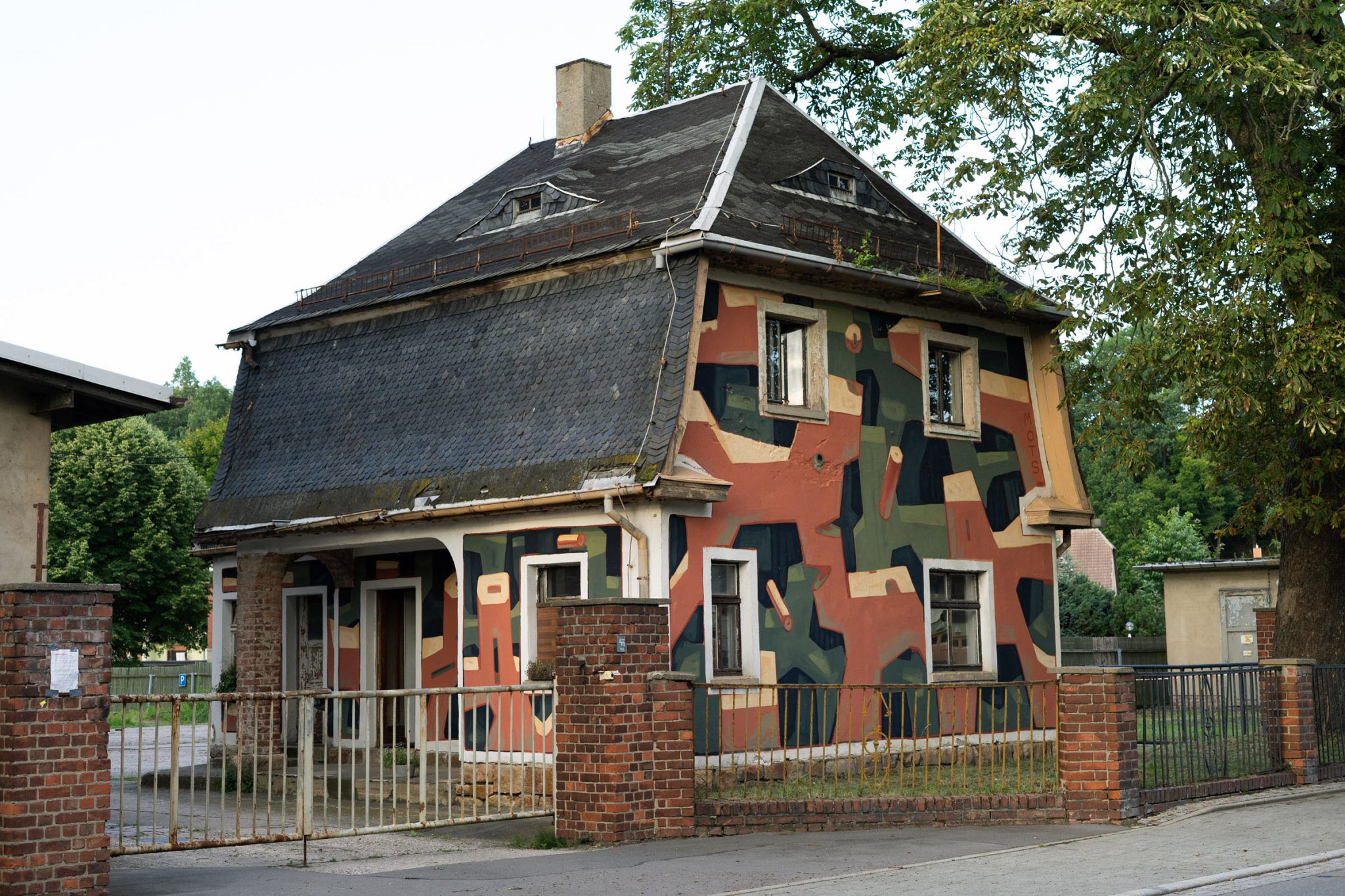 Mots&mdash;untitled - painted house