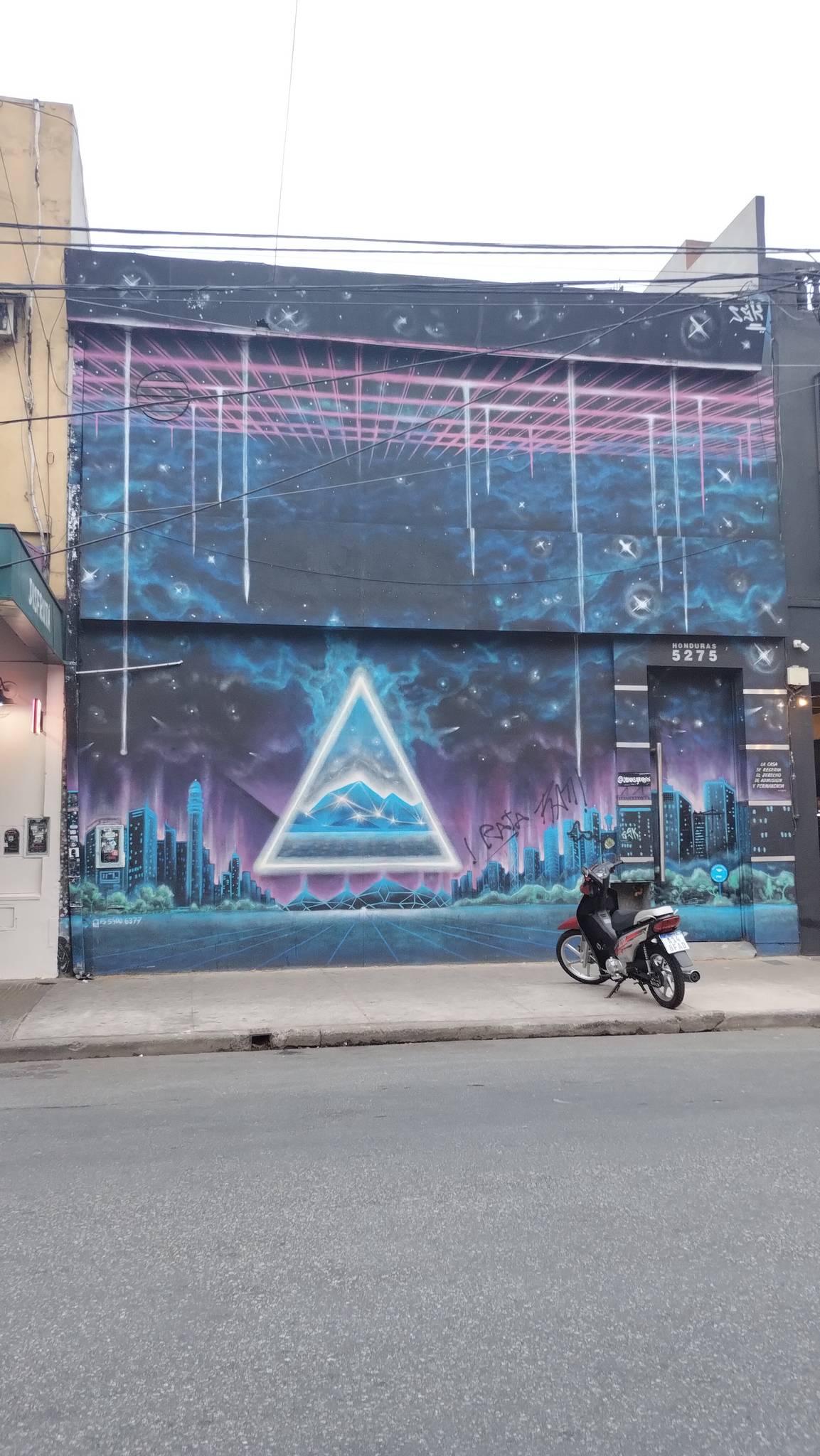 jonas graffiti &mdash;Pirámide 