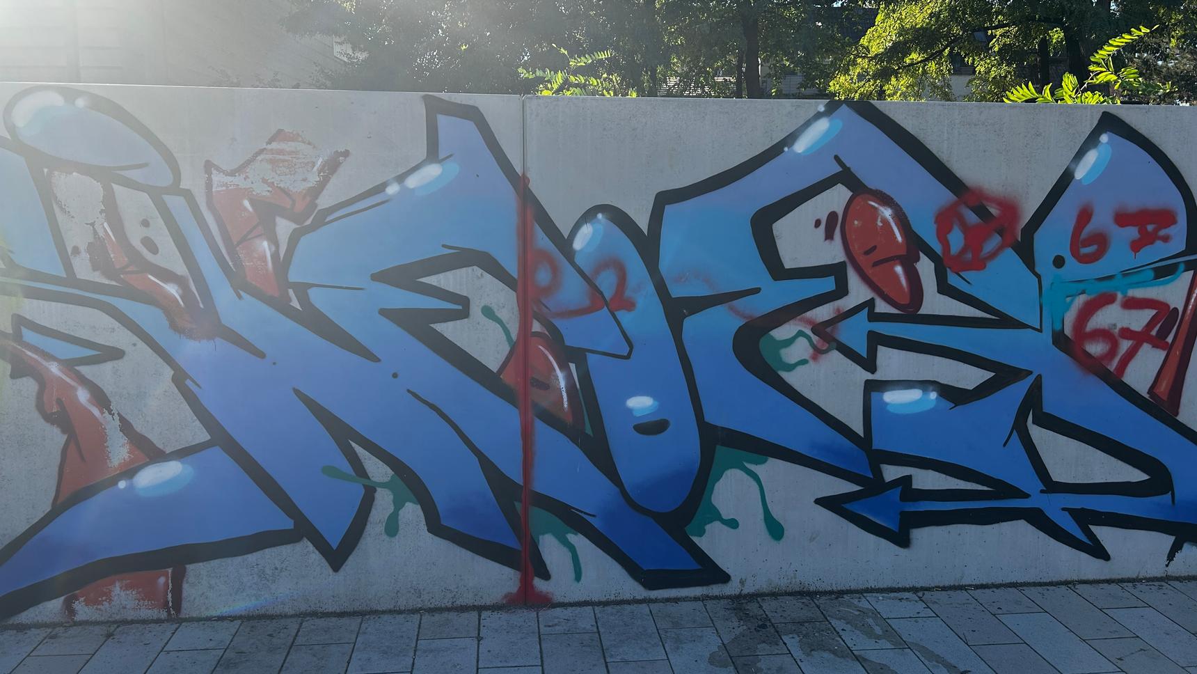 —Graffiti Wand Parkanlage Glashüttenstr