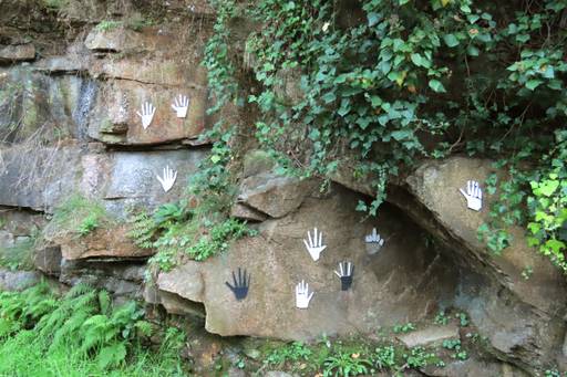 Mãos primitivas na caverna a céu aberto