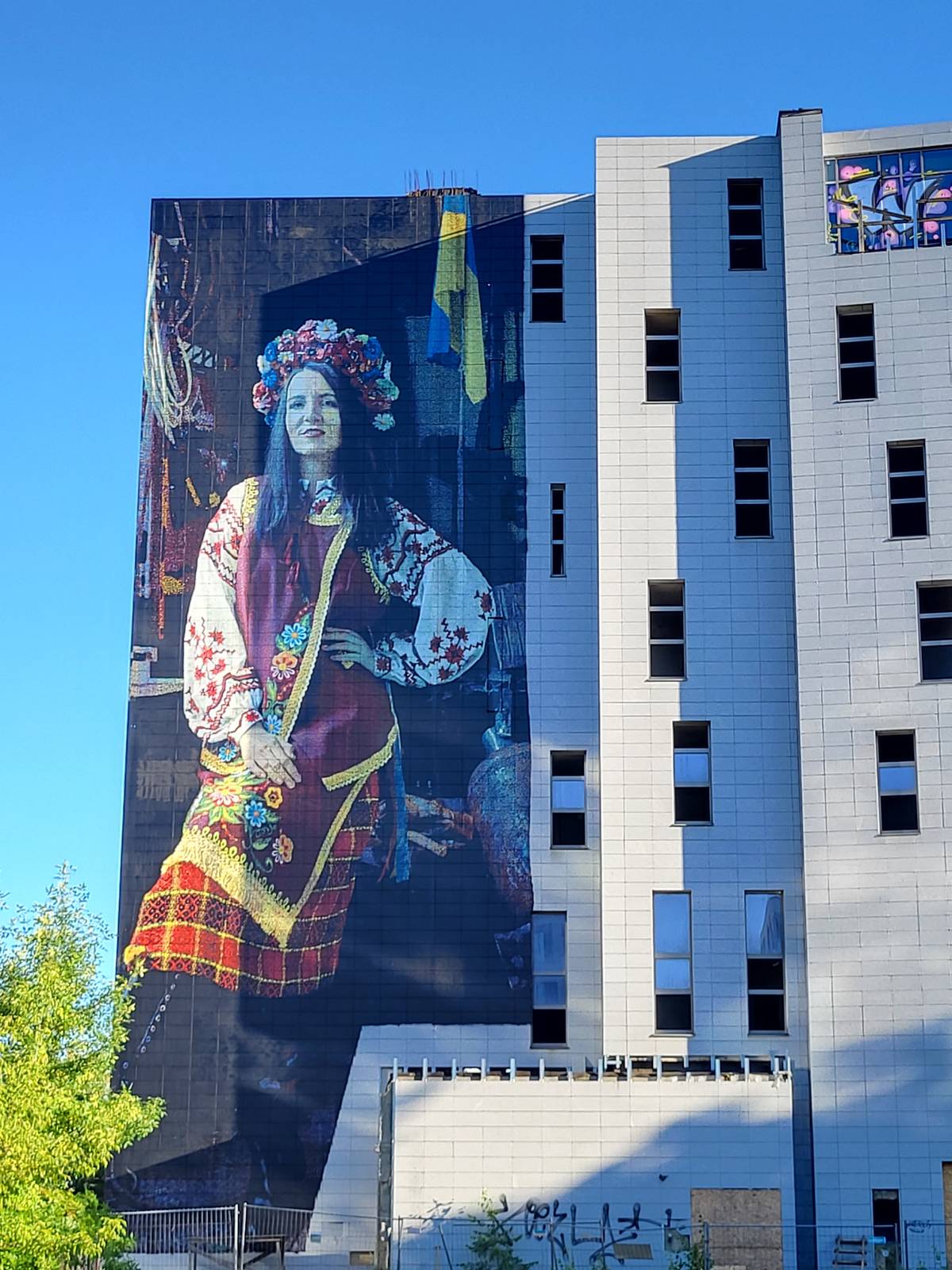 Robot muralist—"To Victory" (До перемоги)