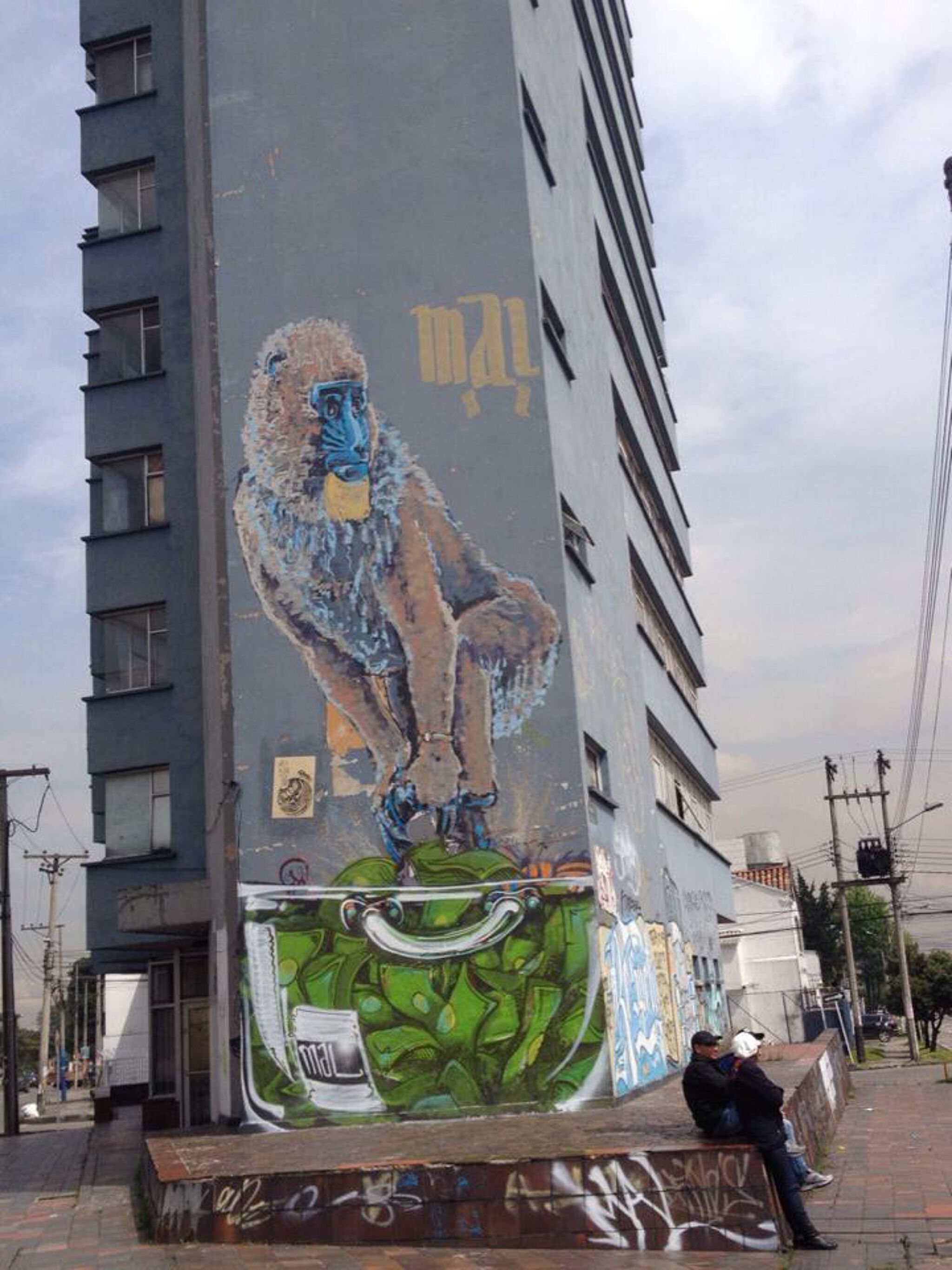 MAL Crew&mdash;Gorilla in building - Gorila en edificio