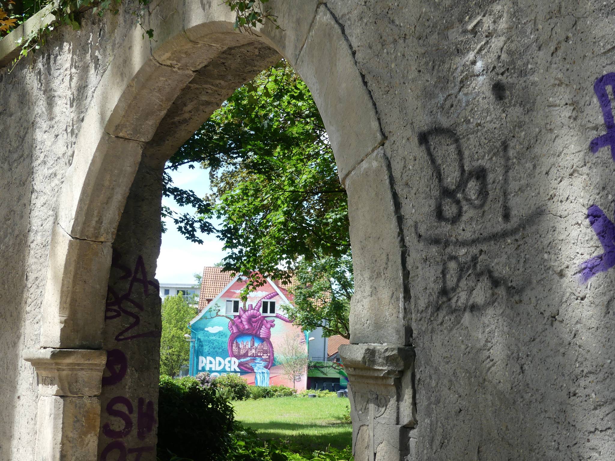 Henning Marten Feil (a.k.a. Norbert3000), Lukas Michalski (a.k.a. Ka$h), Volker Heisener (a.k.a. Volker der goldene Reiter)&mdash;Paderborner Herzgraffiti