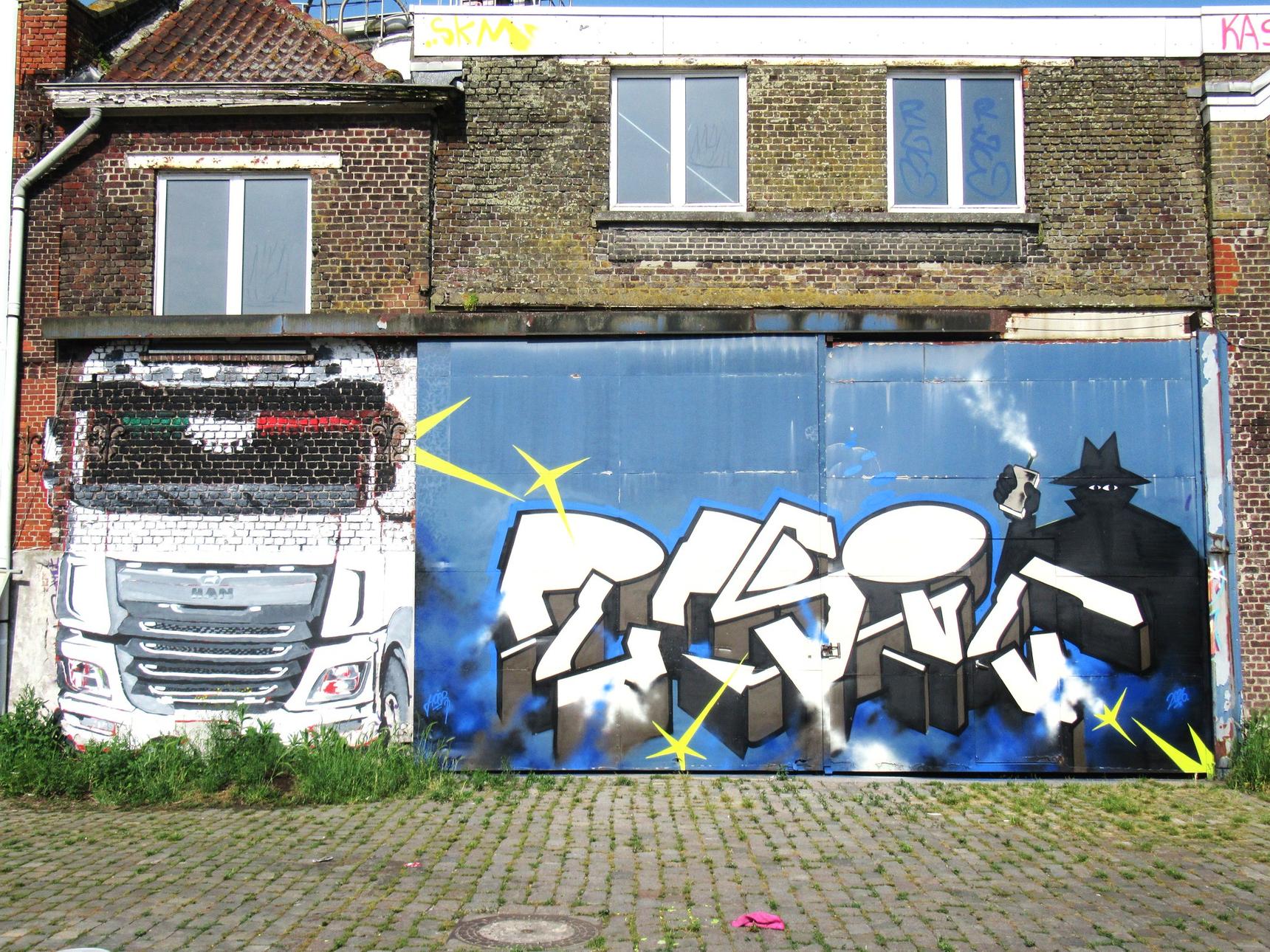 Xoep/Hoerless, Han Coussement, Defo—Just another truck...