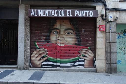 Niña comiendo sandia