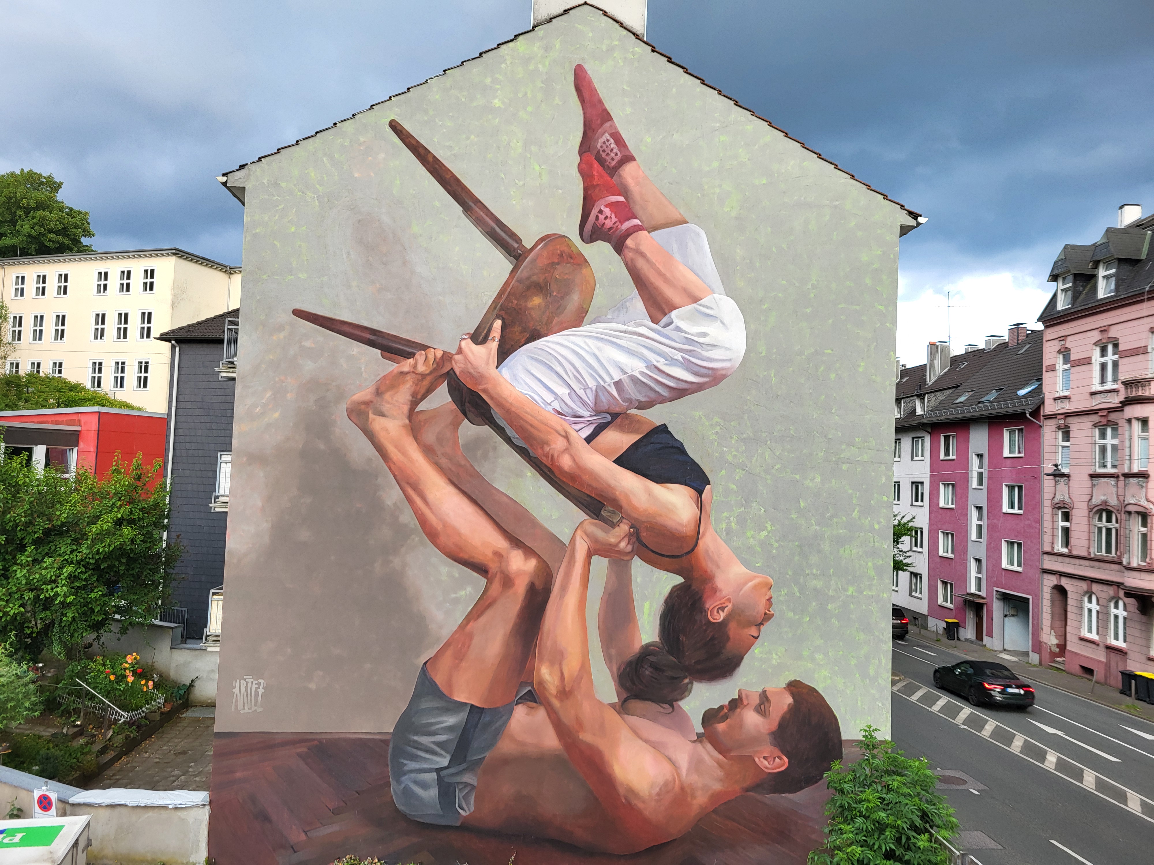 Simple Acrobatic by Artez - Street Art Cities