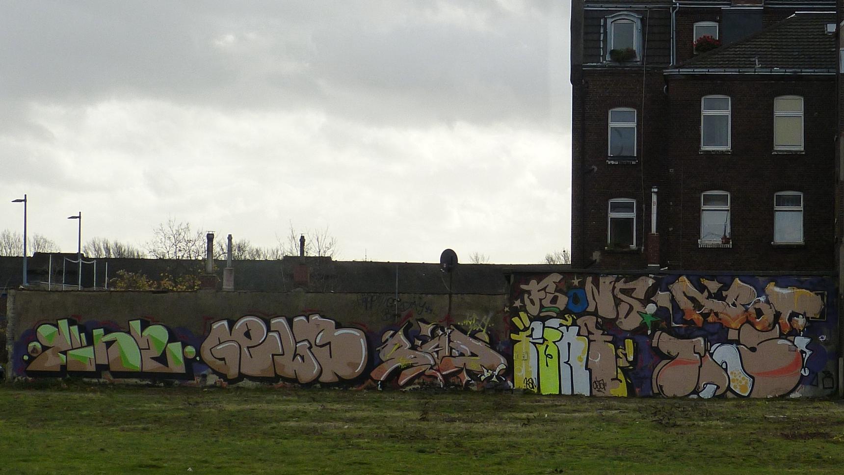 —Actionwall next to Gallery Töchter und Söhne