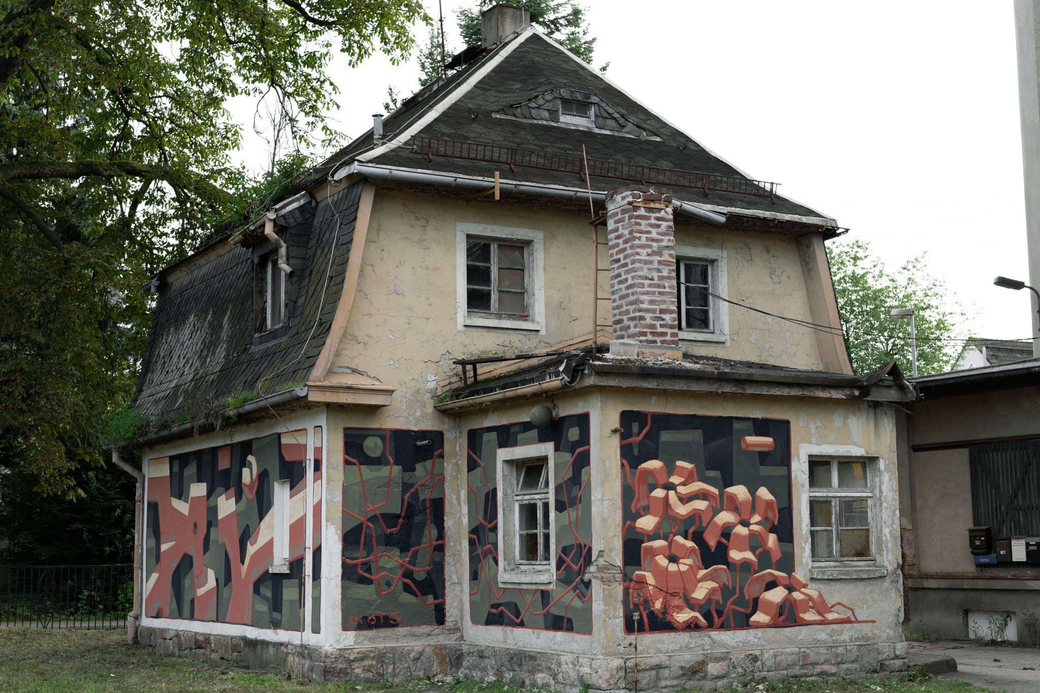 Mots&mdash;untitled - painted house