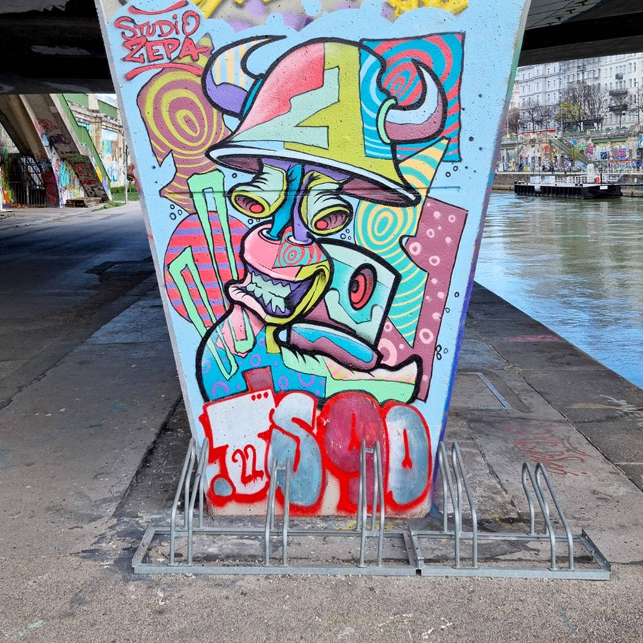 Studio Zepa&mdash;Zombie Snail on the Donaukanal