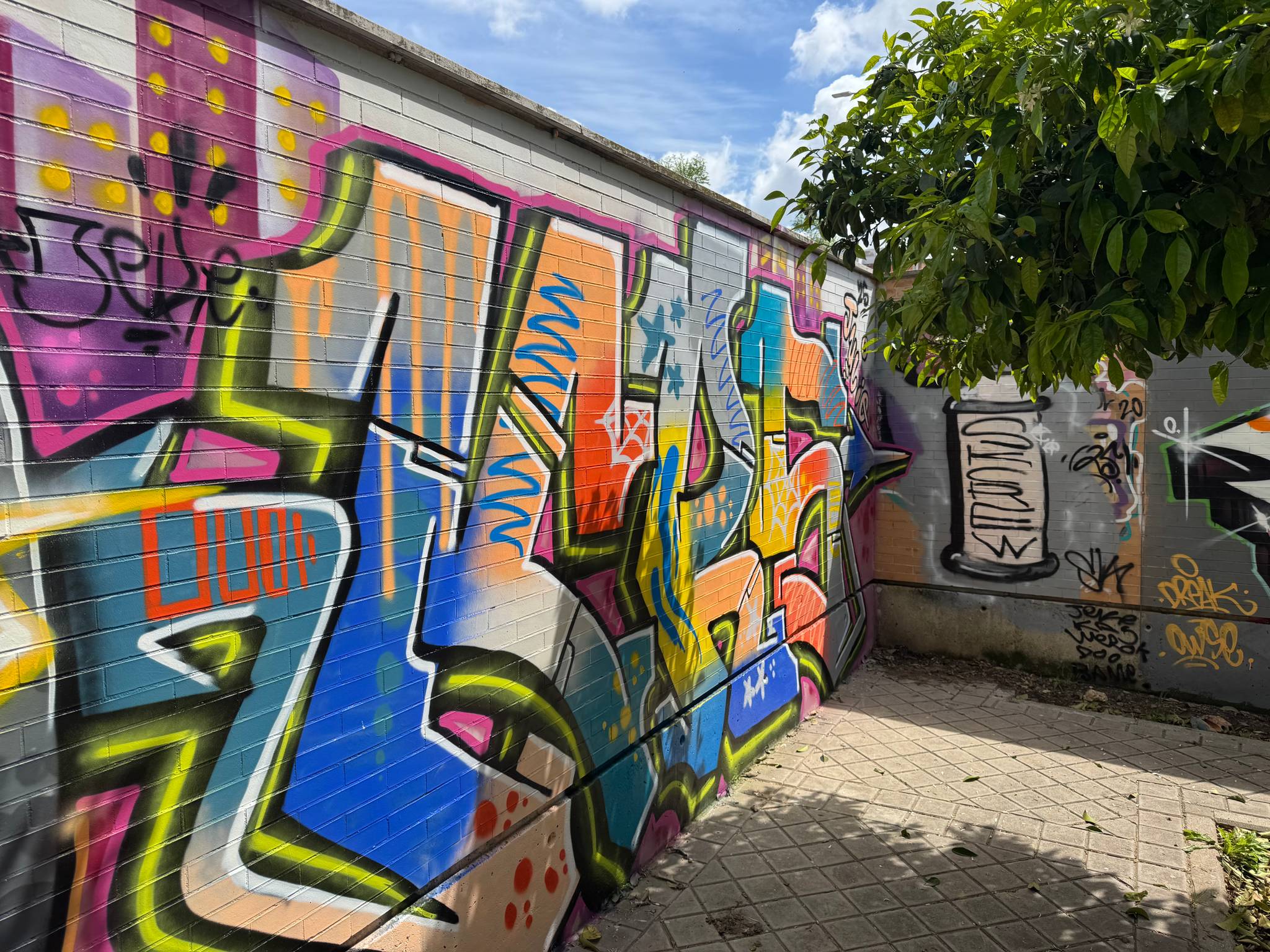 Alone198, Arto, Asben, Bame, Banana Paredes, Bizcui, Bore, Buda, Harfo, Zoor, Troncoso, Magma, Trach, Saure, Sawe, Nose, Kike AR Garcia, Grouper, Dase (ES)&mdash;Homenaje a Julione 2025
