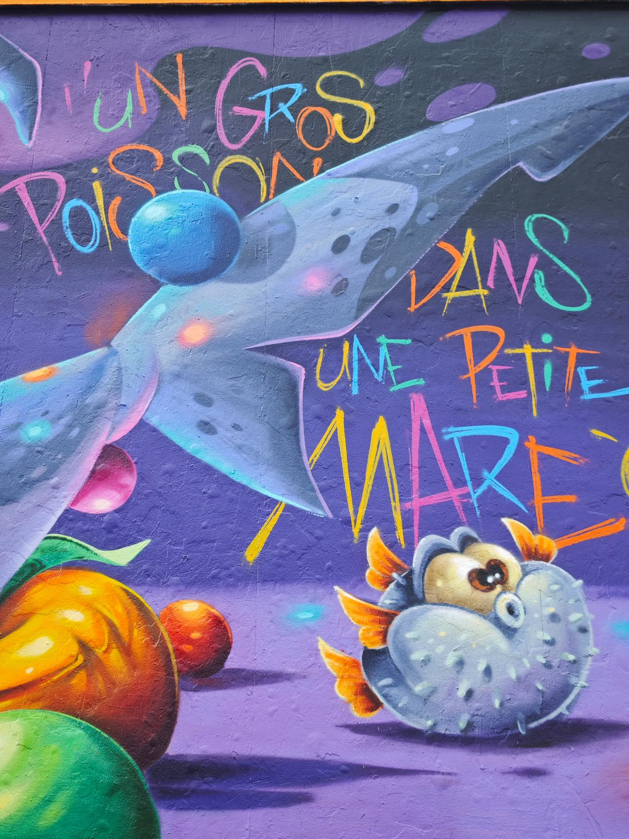 Abys—Un Gros Poisson Dans Une Petite Mare