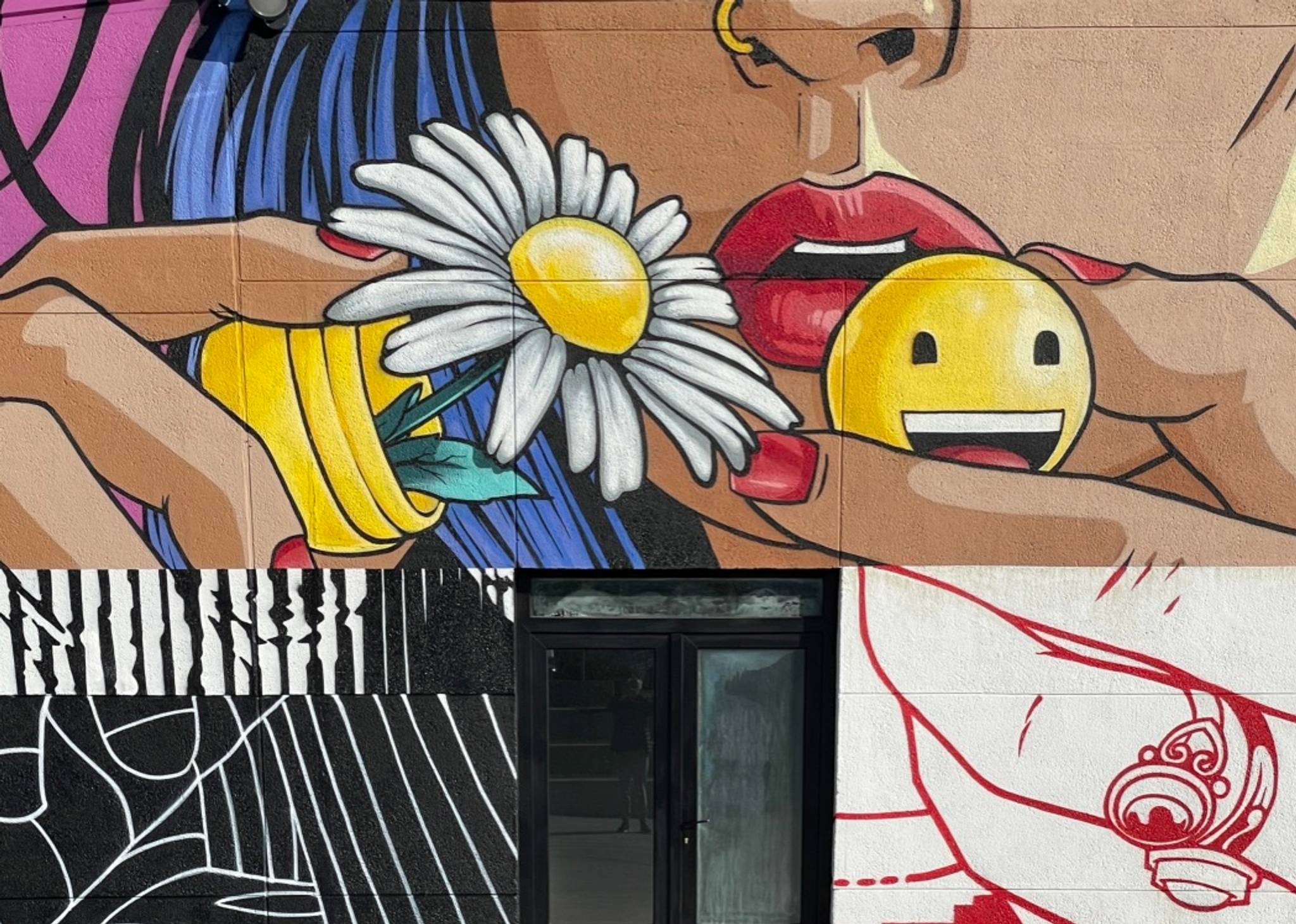 Jay Kaes&mdash;the emoji and the daisy / el emoji y la margarita