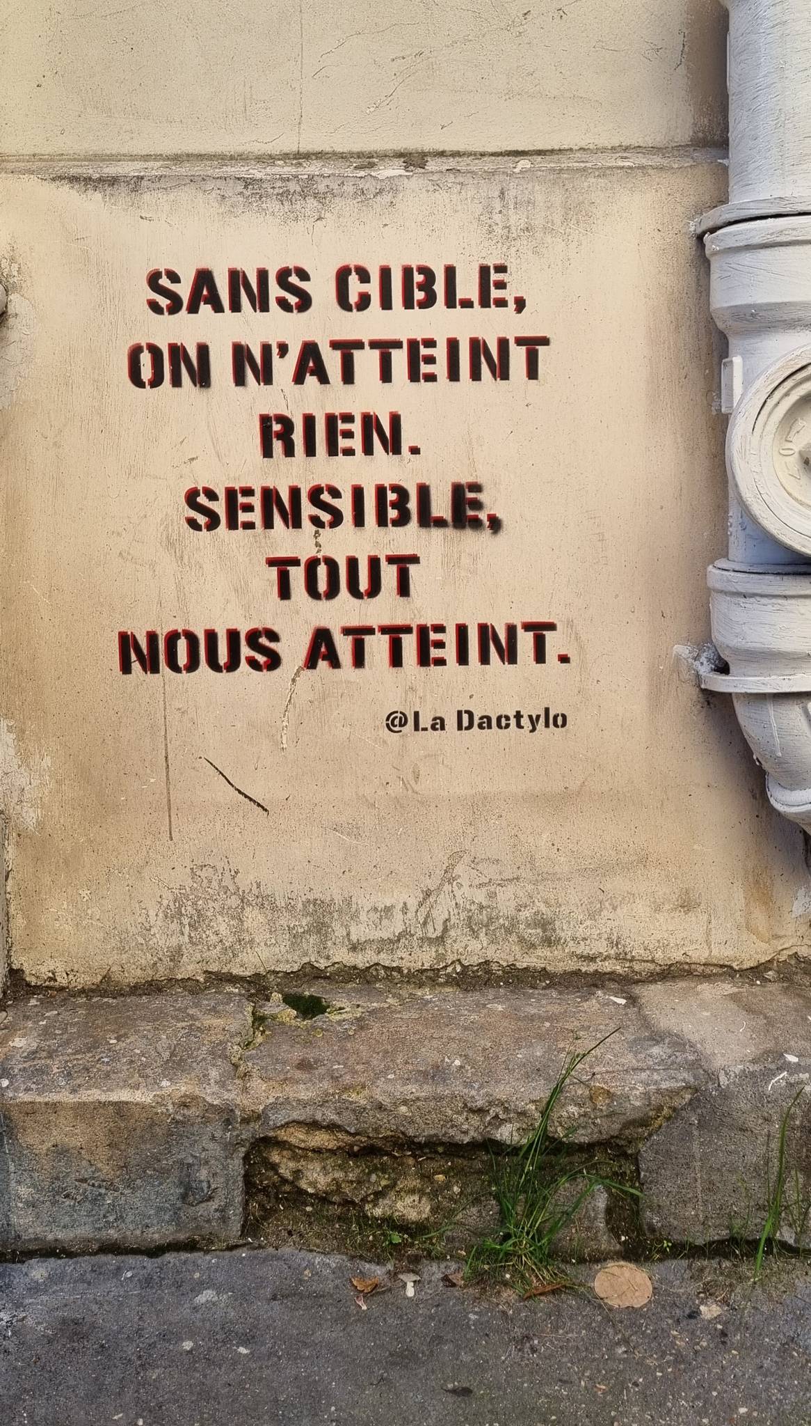 La Dactylo&mdash;"Sans cible on n'atteint rien, sensible tout nous atteint"