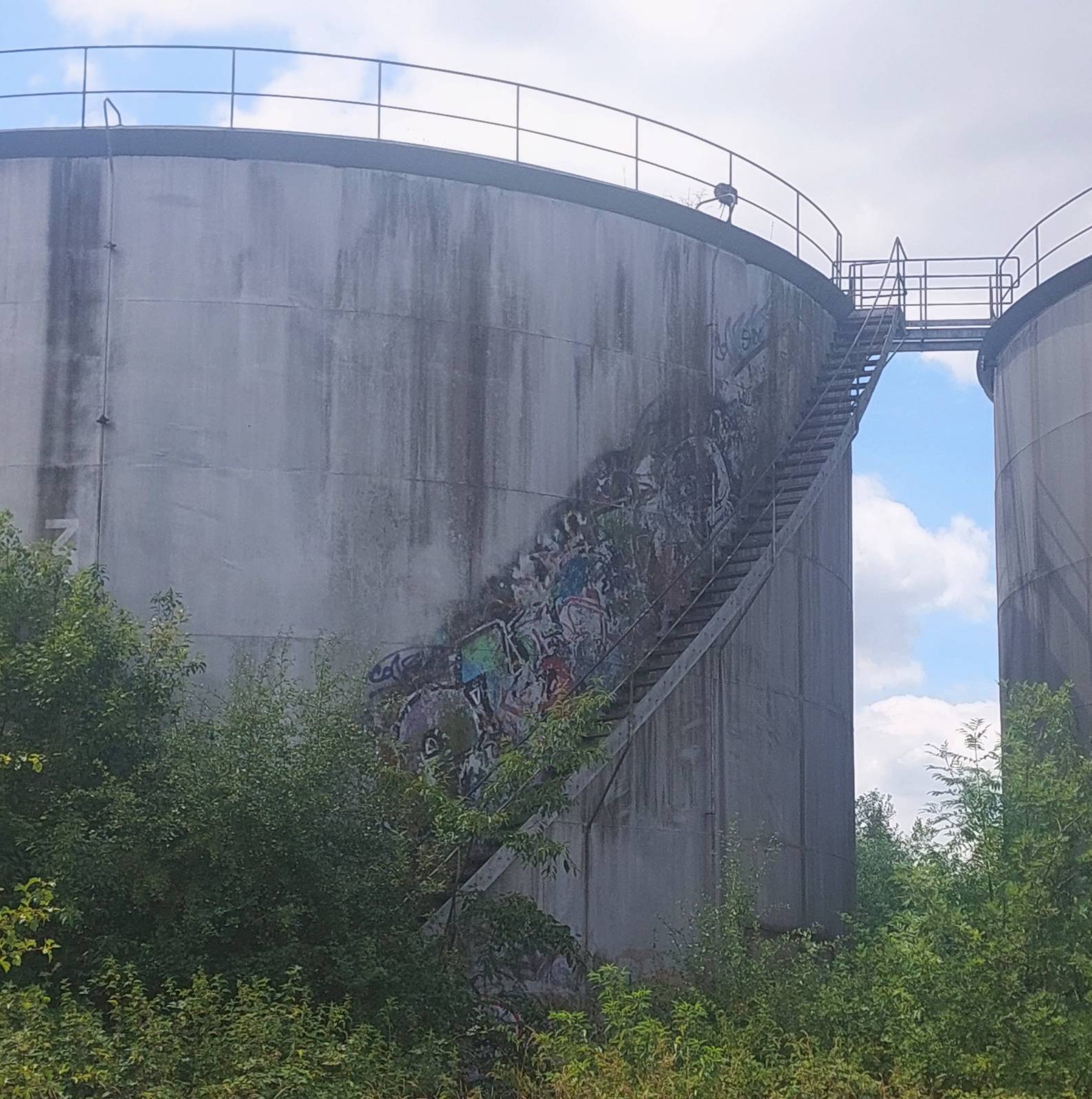 —Graffitispot verlaten oliesilo's
