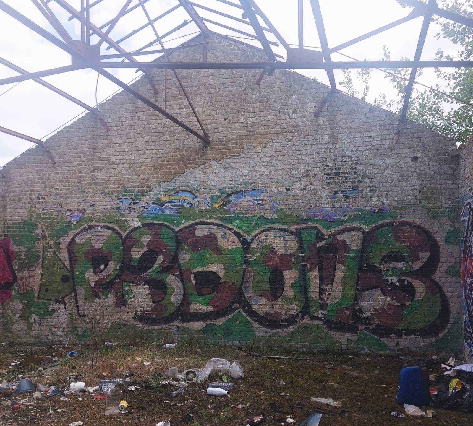—Graffitispot verlaten oliesilo's