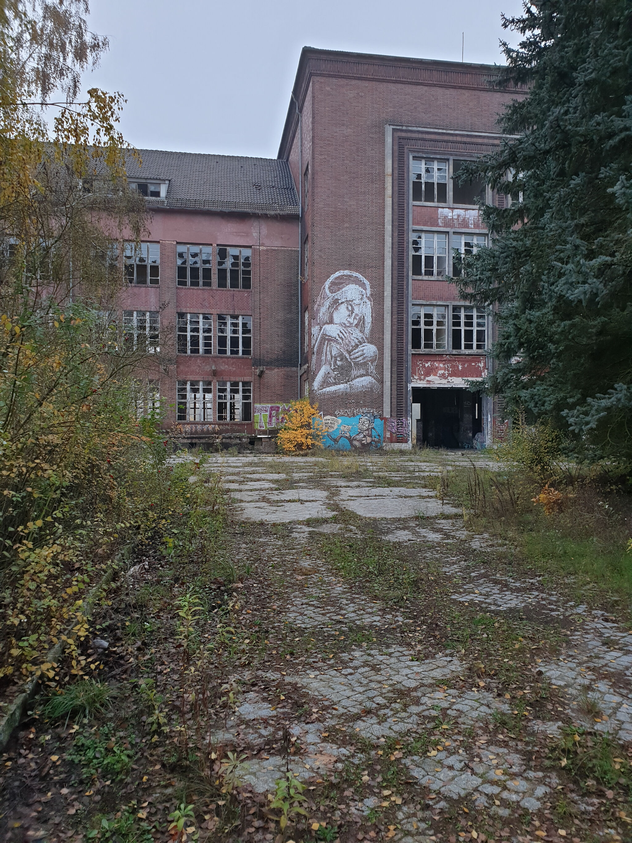 Alaniz, Sepr&mdash;abandoned soviet military base