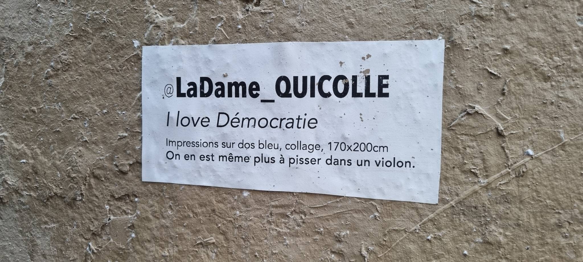 La dame qui colle&mdash;"I love democraty"