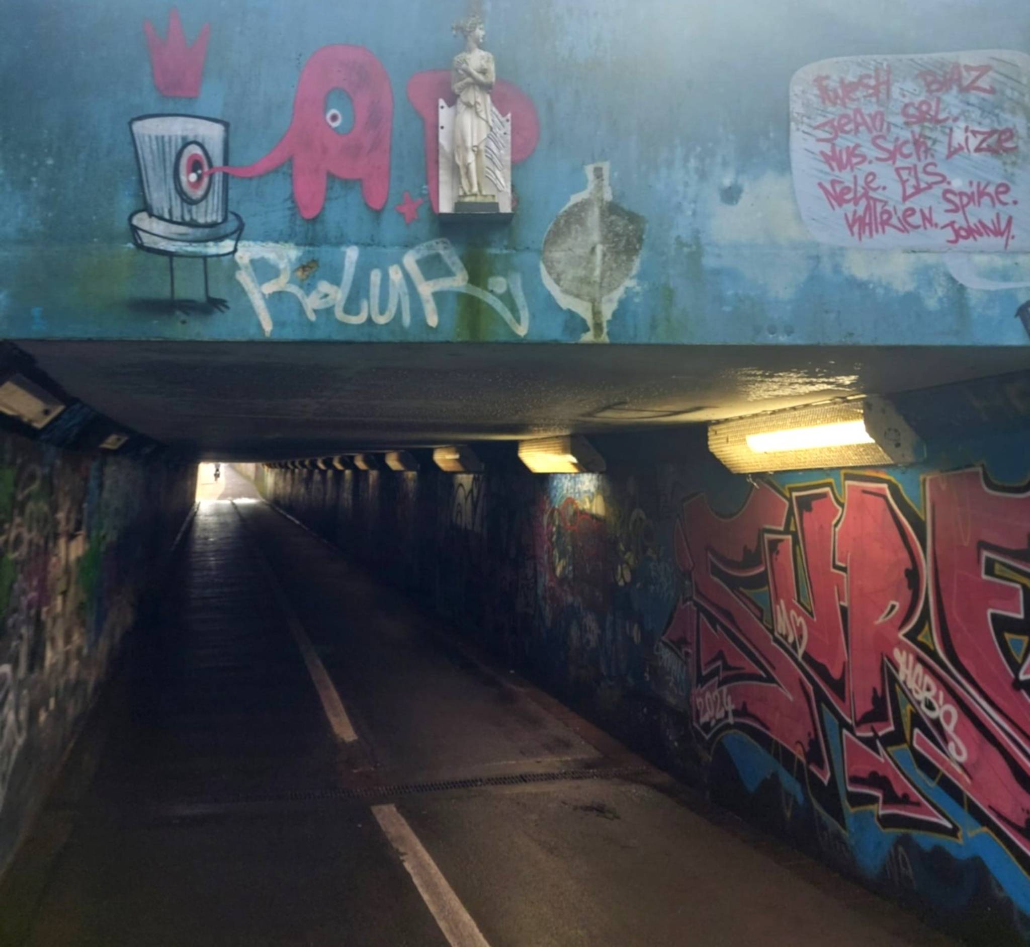 &mdash;Legal graffiti wall fietstunnel