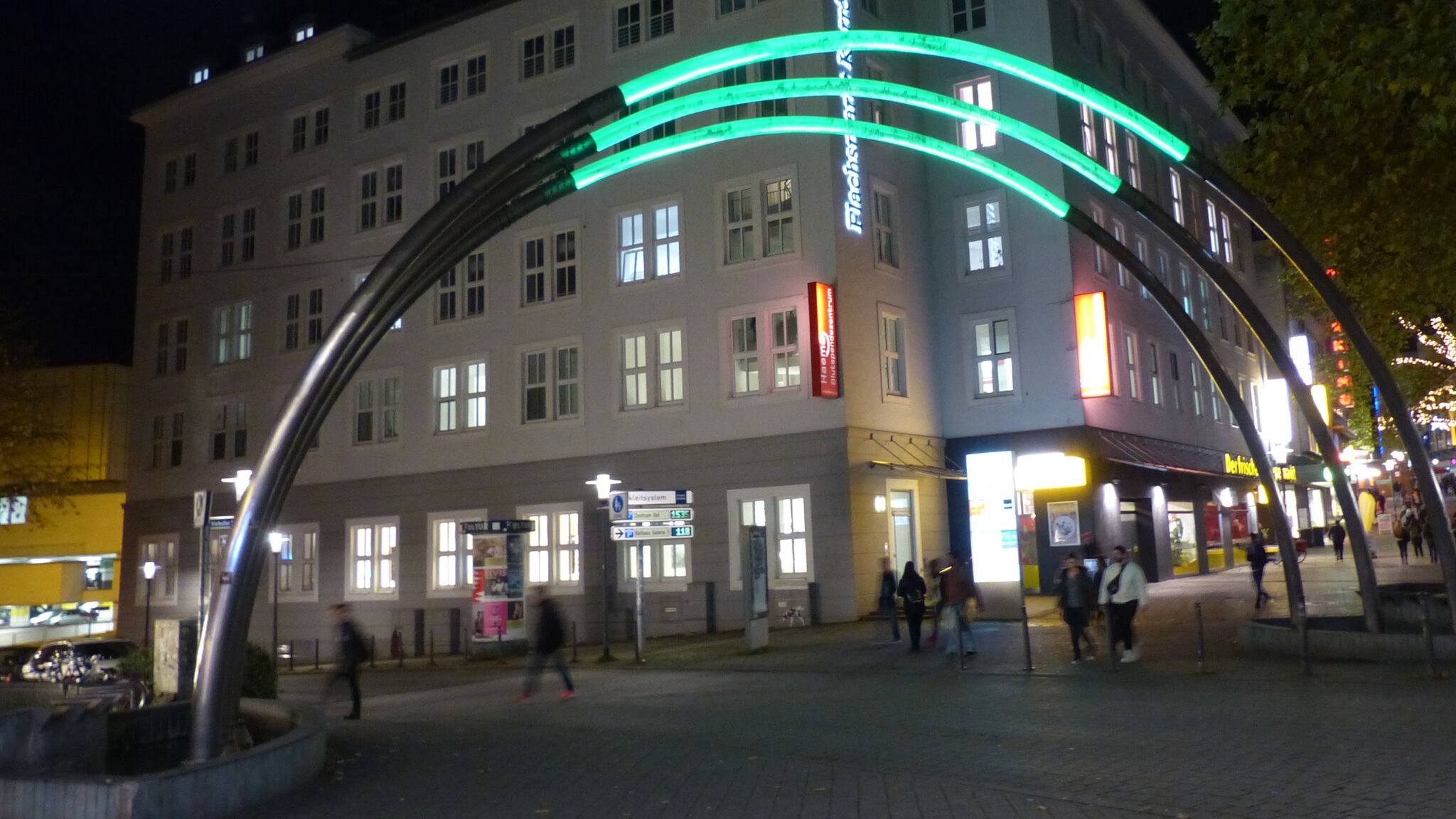 Uli Dratz&mdash;Stadtzeichen Wasser Lichtinstallation Brunnenbrücke