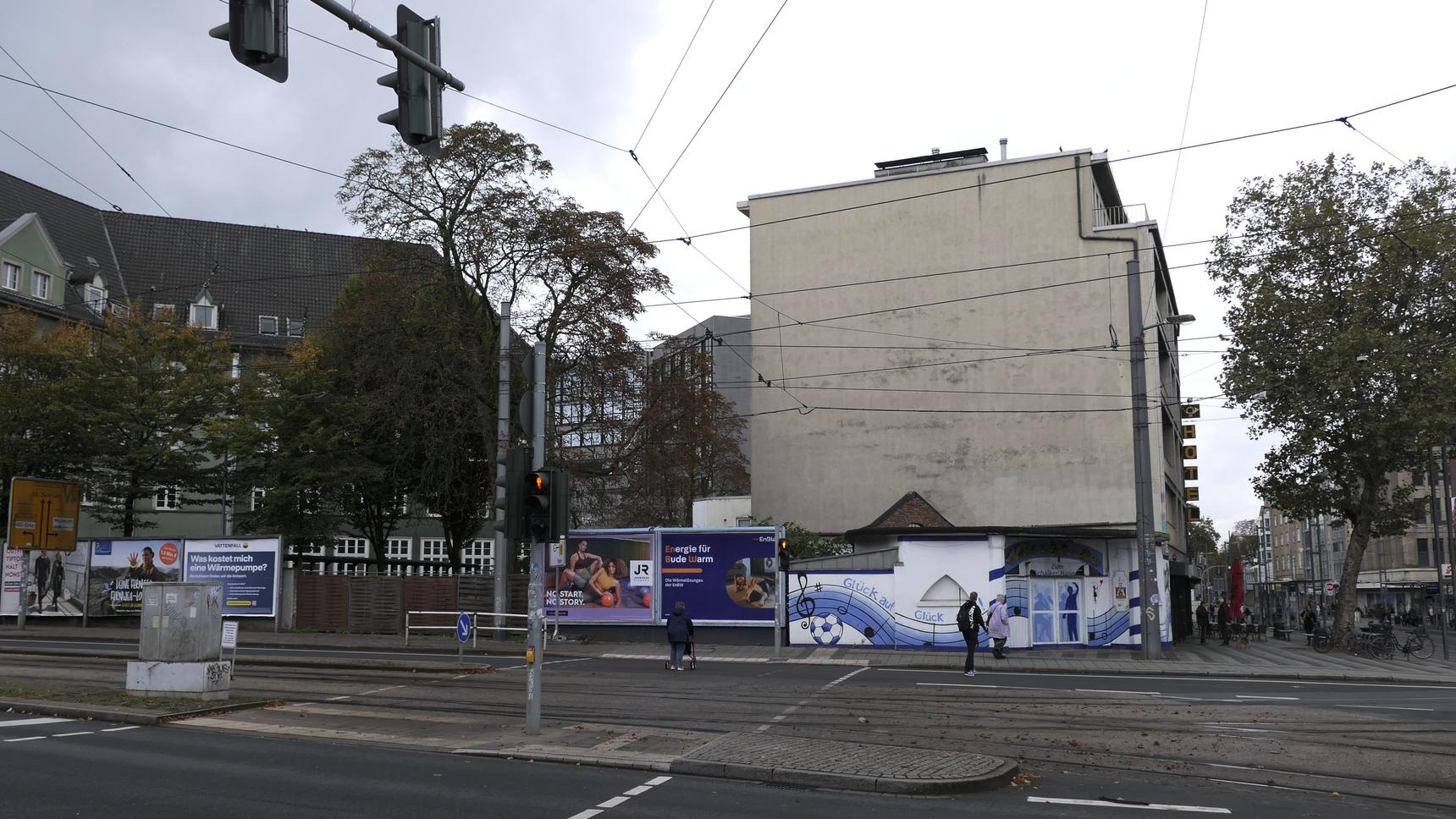 Käseglocke Zum Schalker Hannes by SPRUEHDUO - Street Art Cities