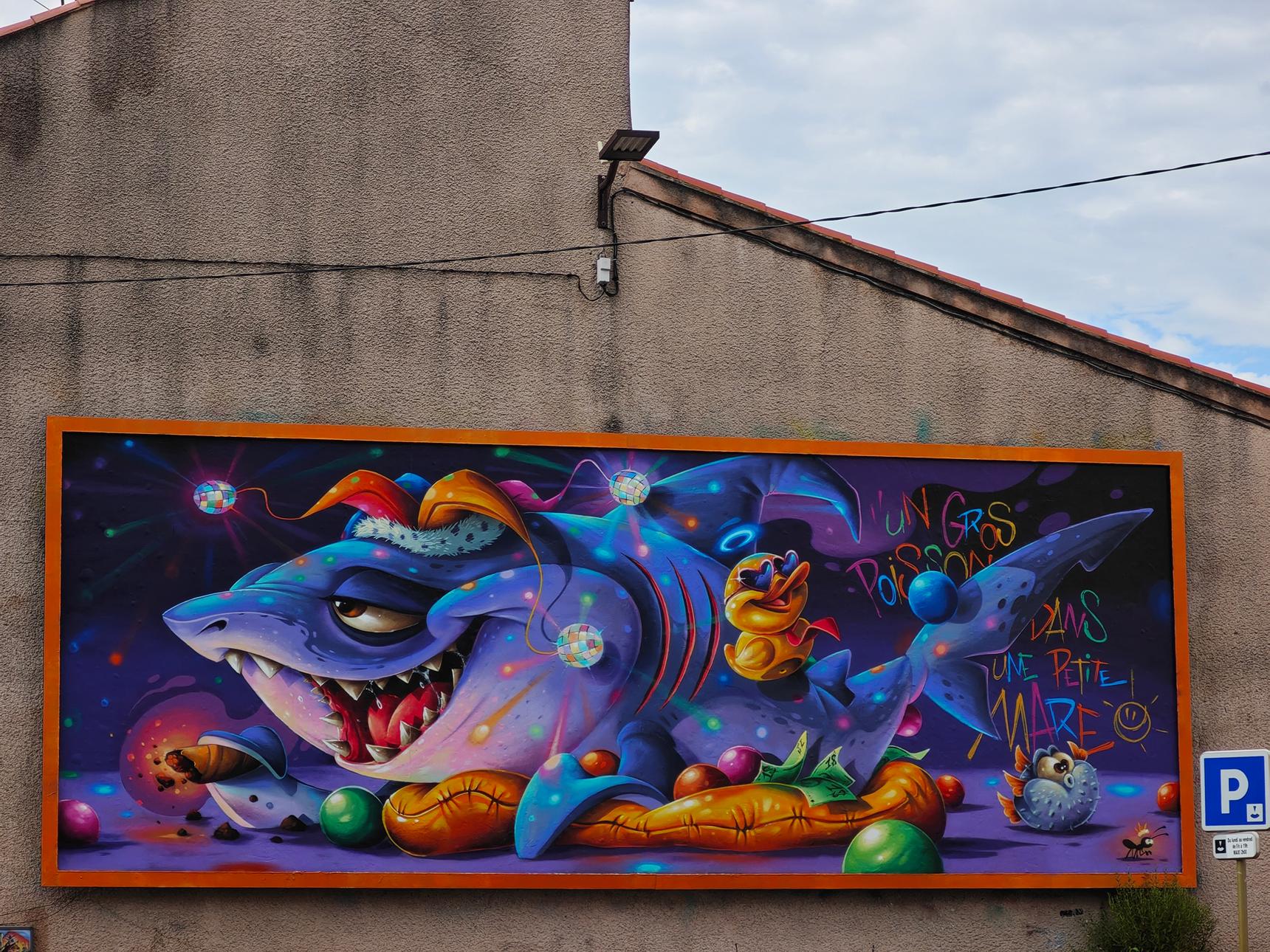 Abys—Un Gros Poisson Dans Une Petite Mare