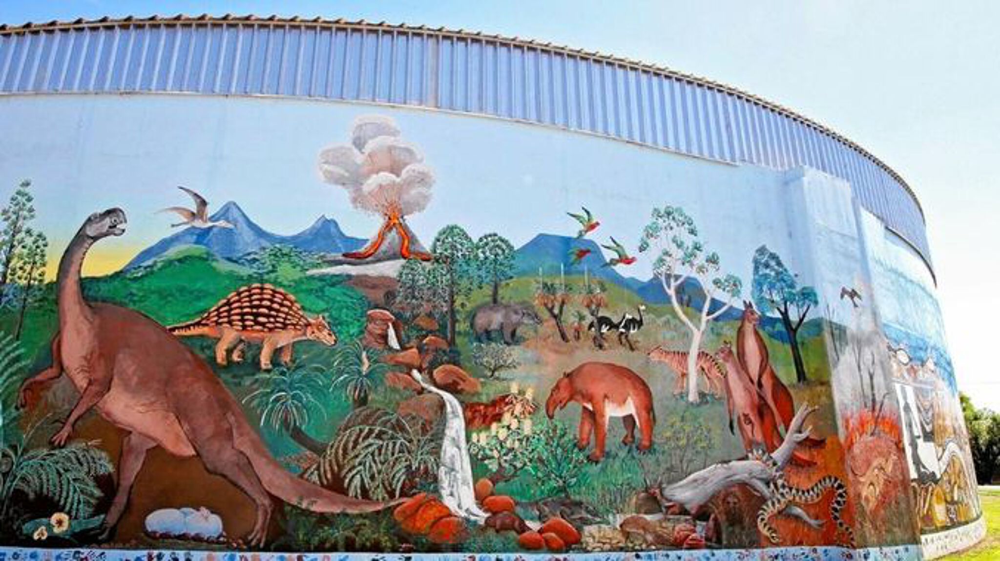 Australian Silo Art Trail&mdash; Biloela Water Tank Art - Spirit of the Land