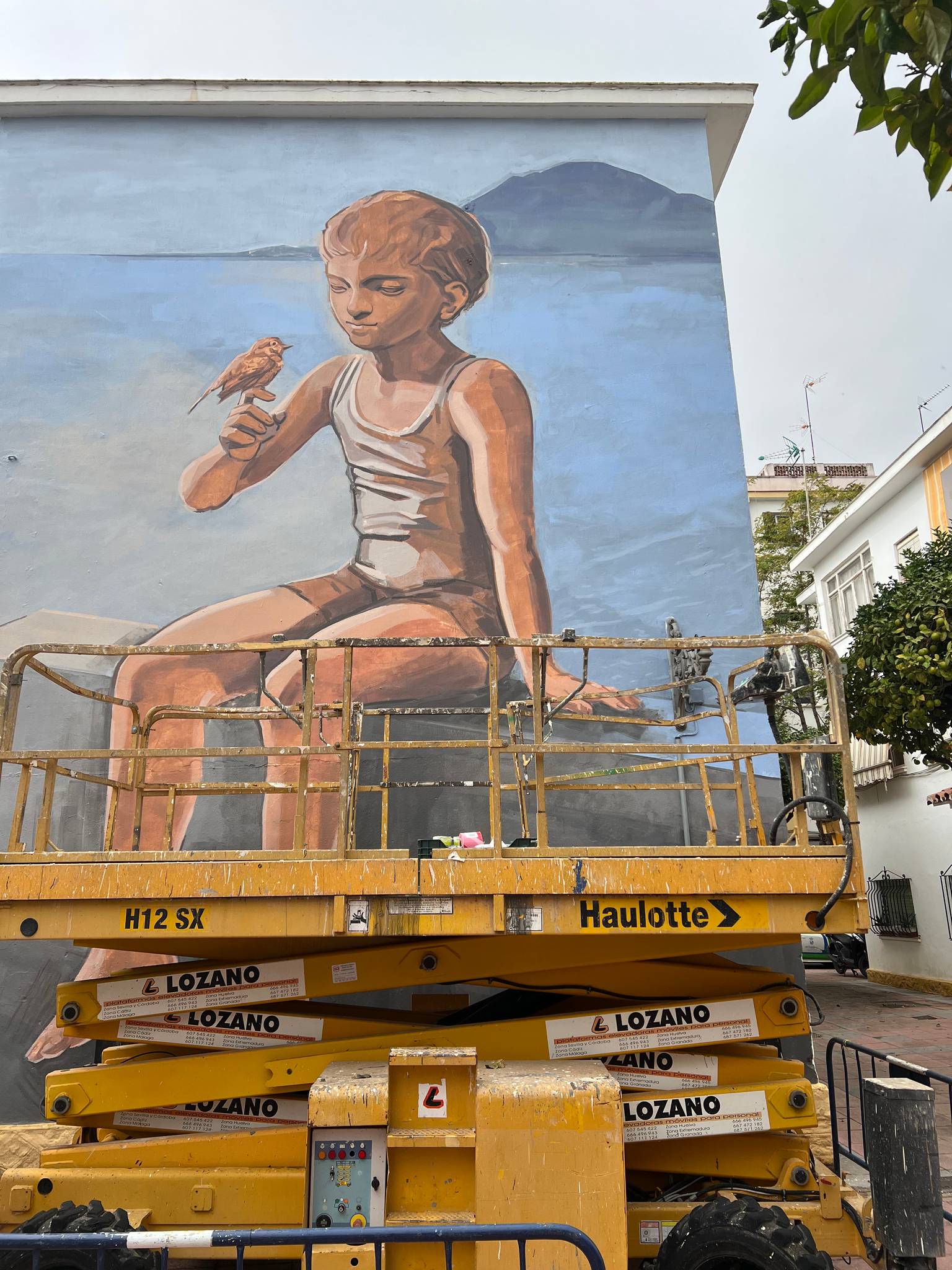 Mural 13&mdash;Niño y gorrión