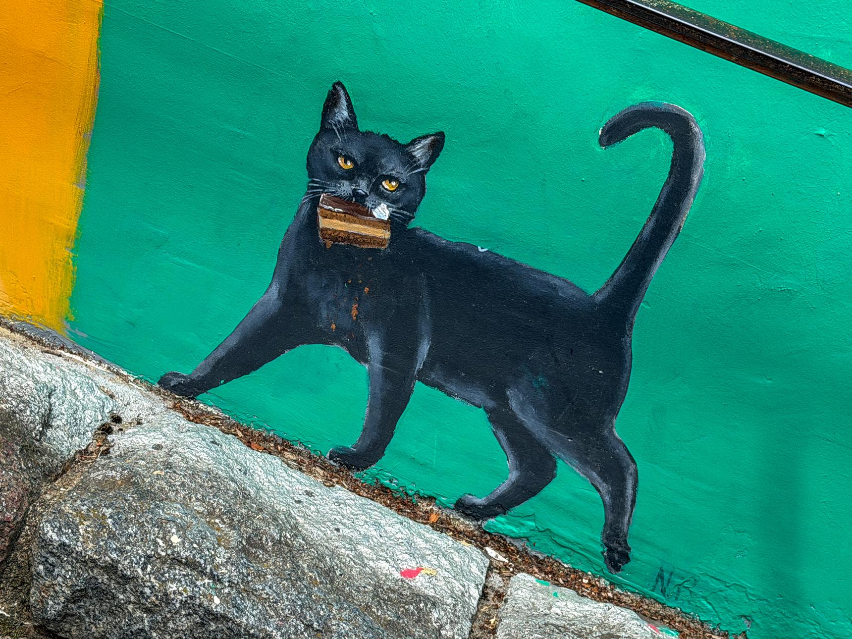 N.M.—Katze mit Kuchen