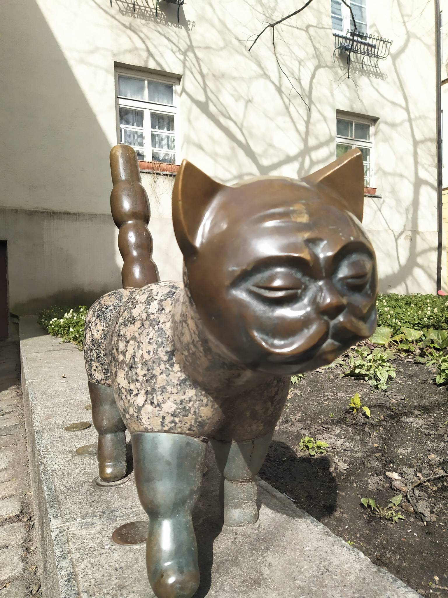 Regimantas Midvikis&mdash;Sculpture "Cat with a face of a gentleman"