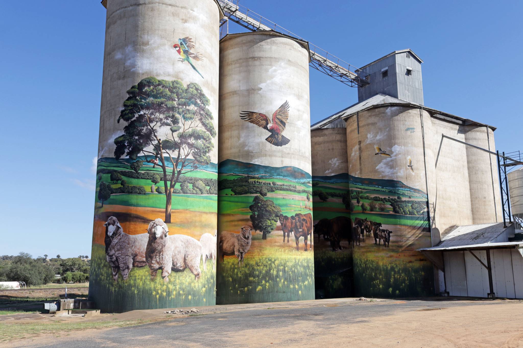 Heesco&mdash;Grenfell Silo Artwork