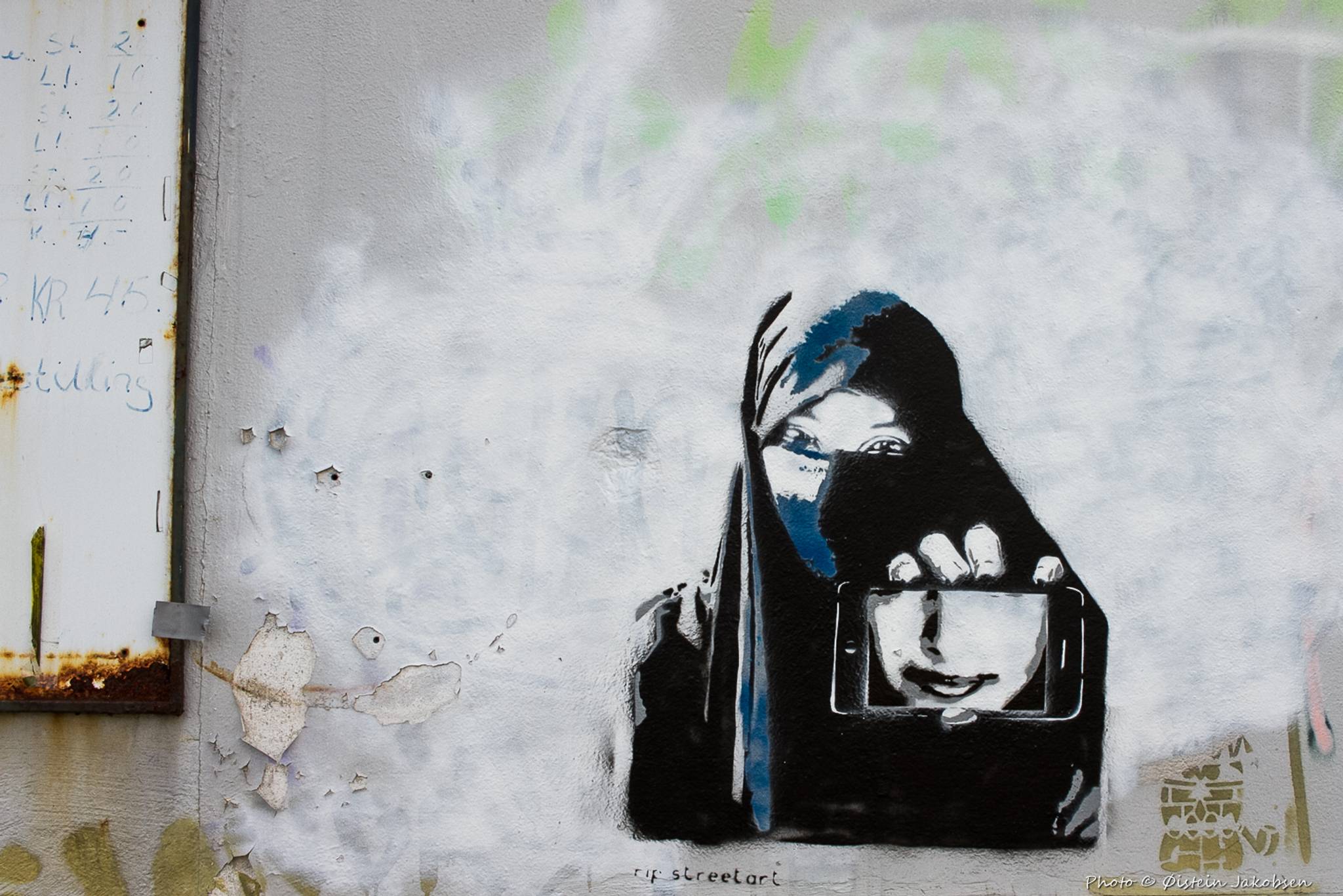 RIP_streetart&mdash;Girl with IPhone