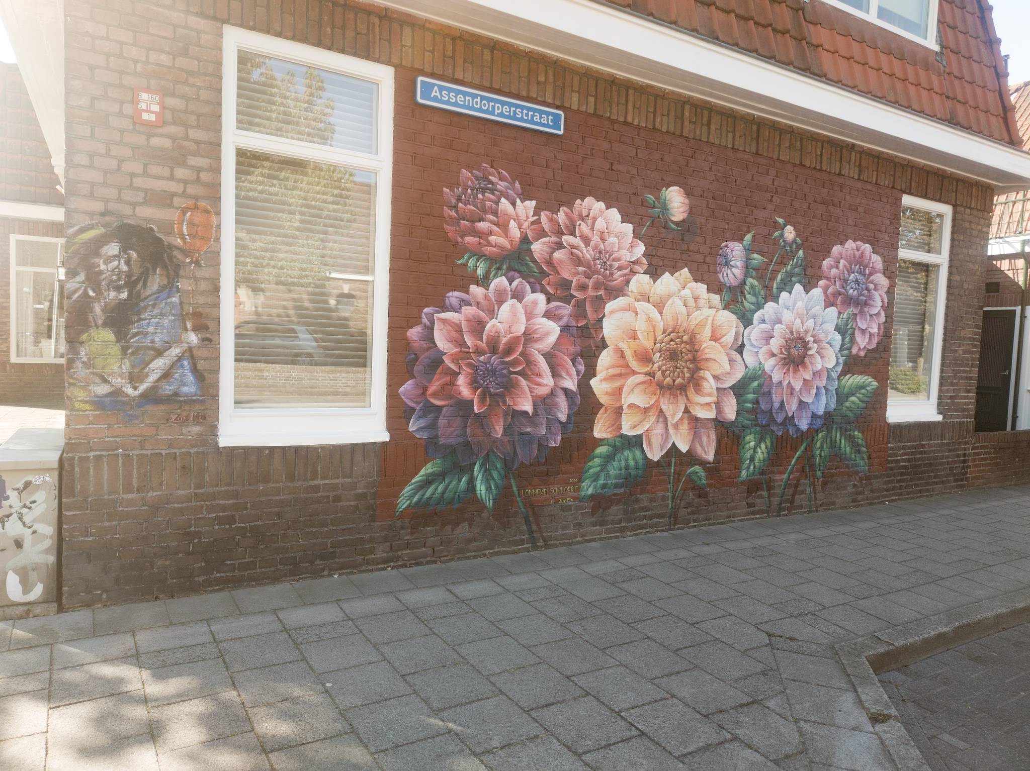 Lonneke van Zutphen, Studio Steengoed&mdash;Multicolour dahlia mural