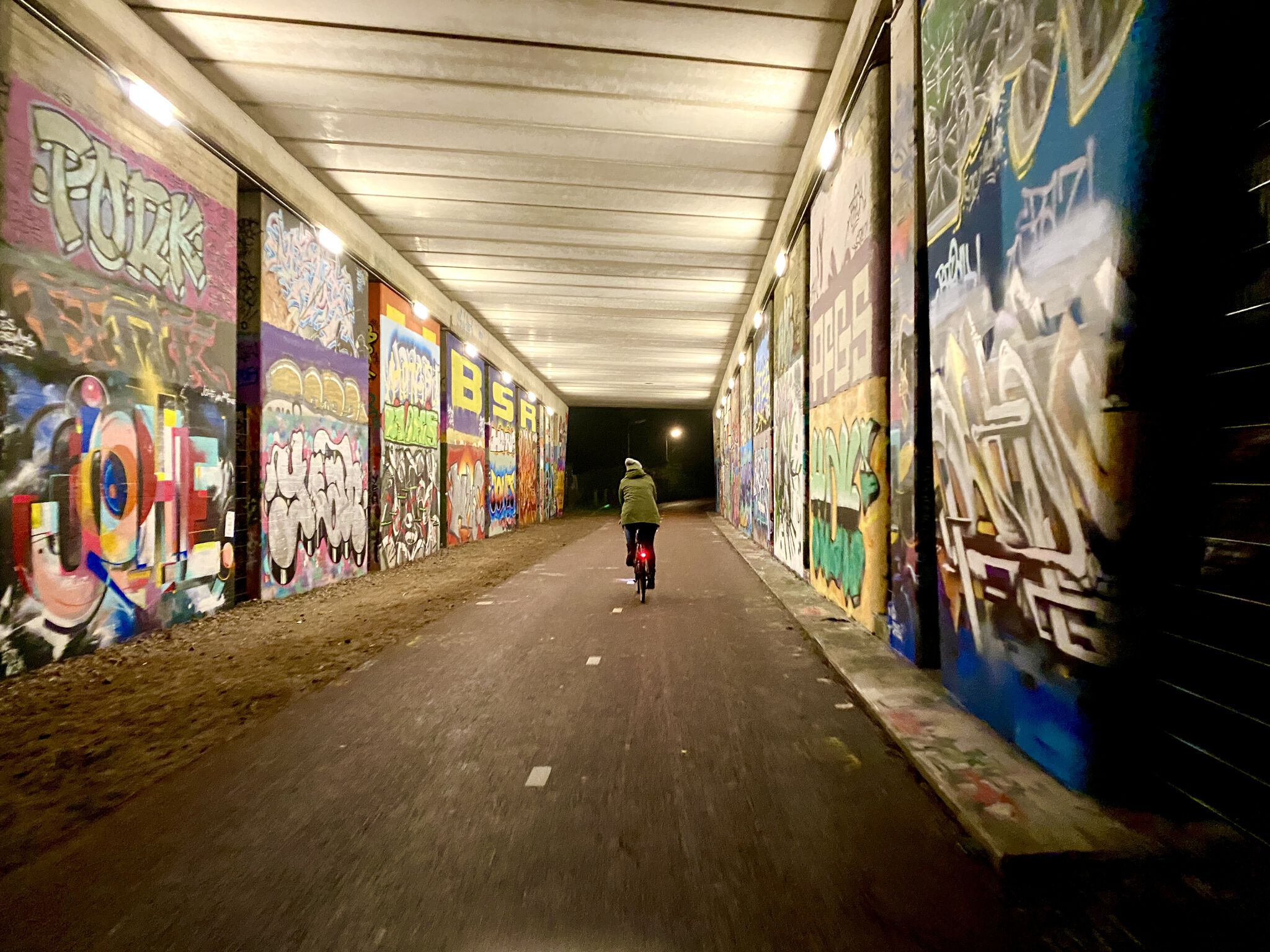 &mdash;Hotspot with cool art in a tunnel