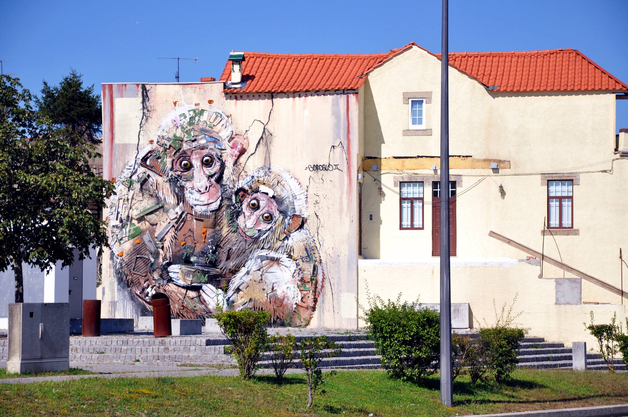 Bordalo ll&mdash;Barbary baby and mom monkey