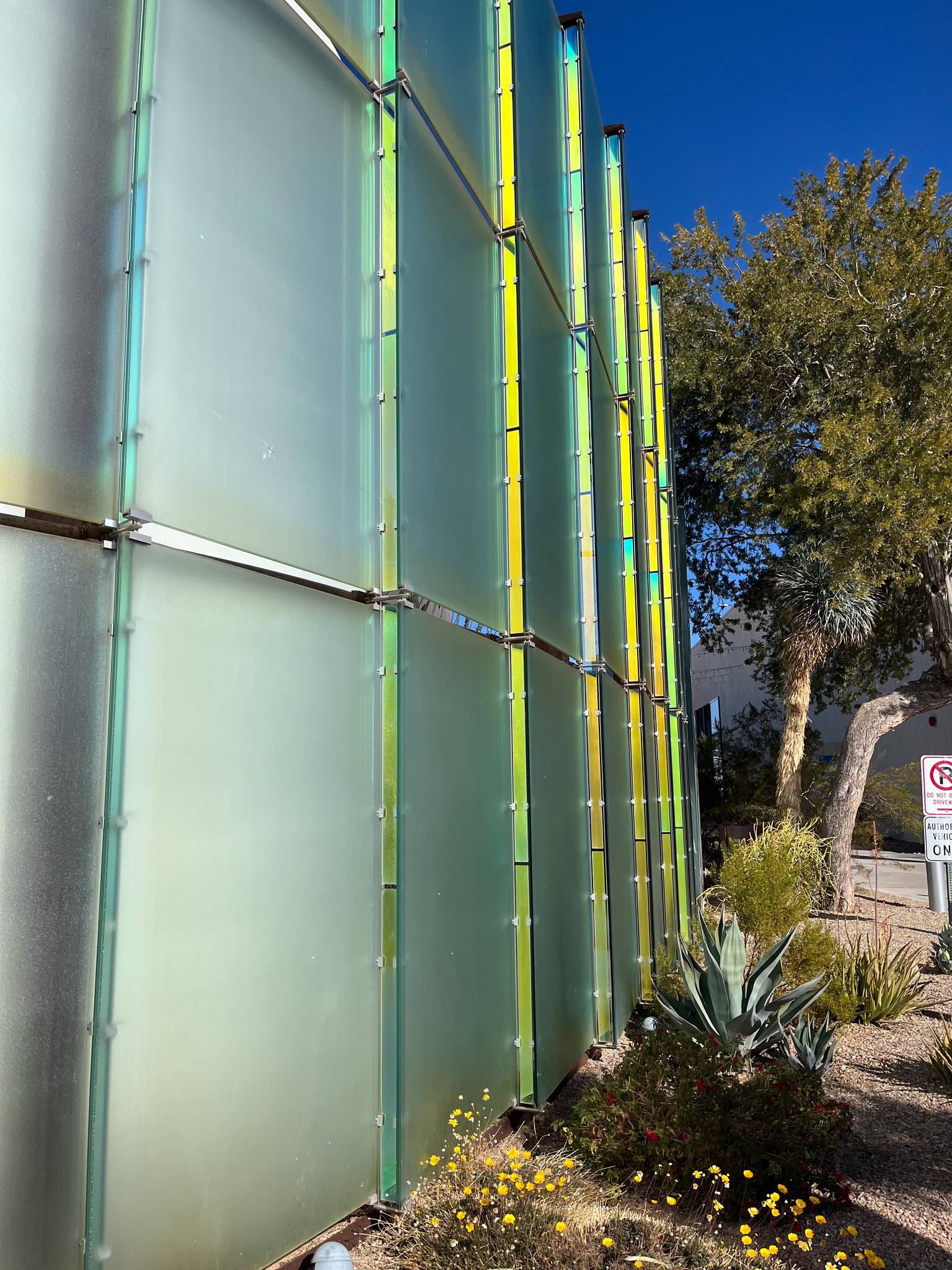 James Carpenter &mdash;Glass Scrim Wall