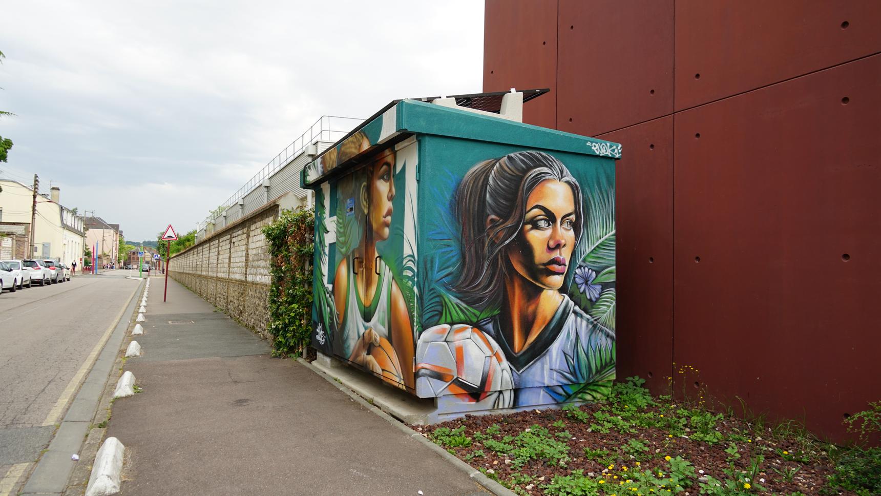 Evok—Basketteuse et footballeuse