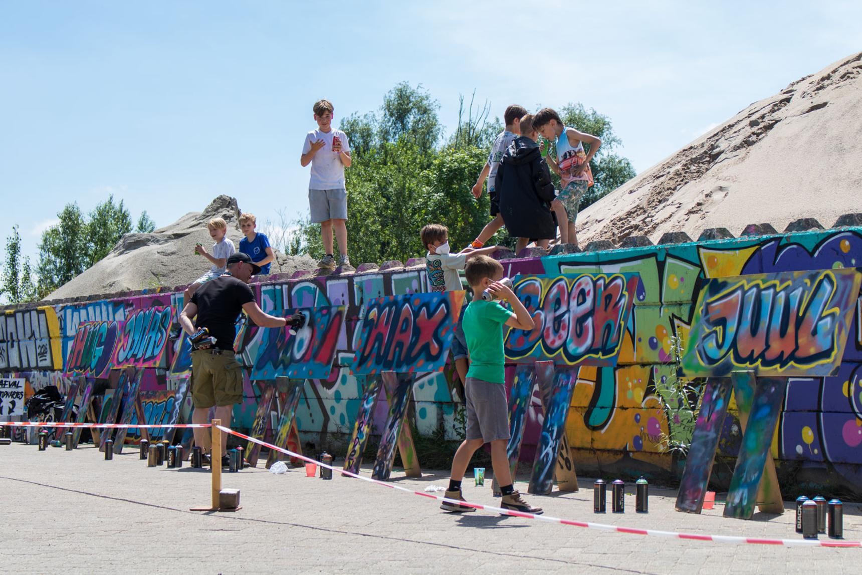 Simian Switch, Sowet, Don Slizerone, Zark, Krimsone, A Squid Called Sebastian, YPSILON, nascaone, nasca, Le Funky, Wesr, Fumomiles, Yeko, Sander Dolstra, DuelOne, 10us, Ard Doko, mediah, Bugster One, Anouk Brand, Giancarlo Ayasta Bernabe, Christian Sassa, Mr.X, Sicovecas—Aan Hoger Wal Festival 2026