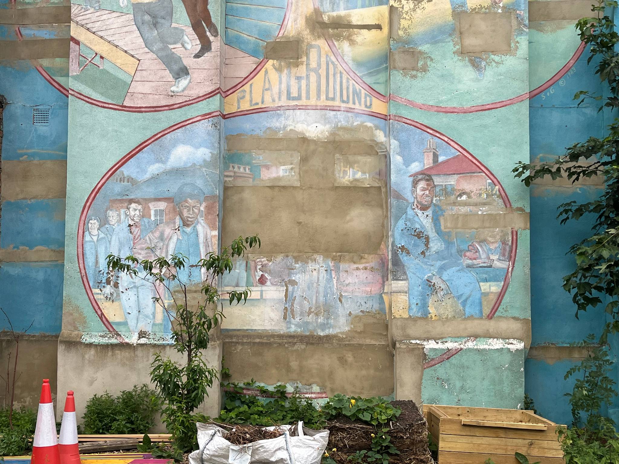 Gordon Wilkinson, Sarah Faulkner&mdash;Slade Gardens Mural