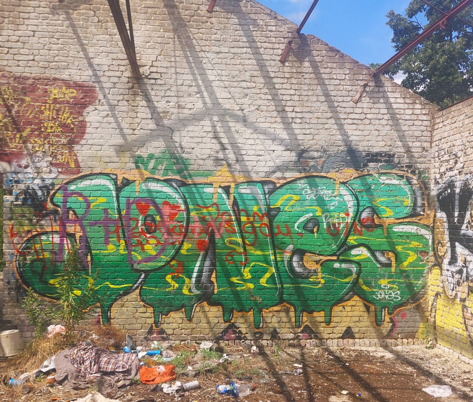 —Graffitispot verlaten oliesilo's