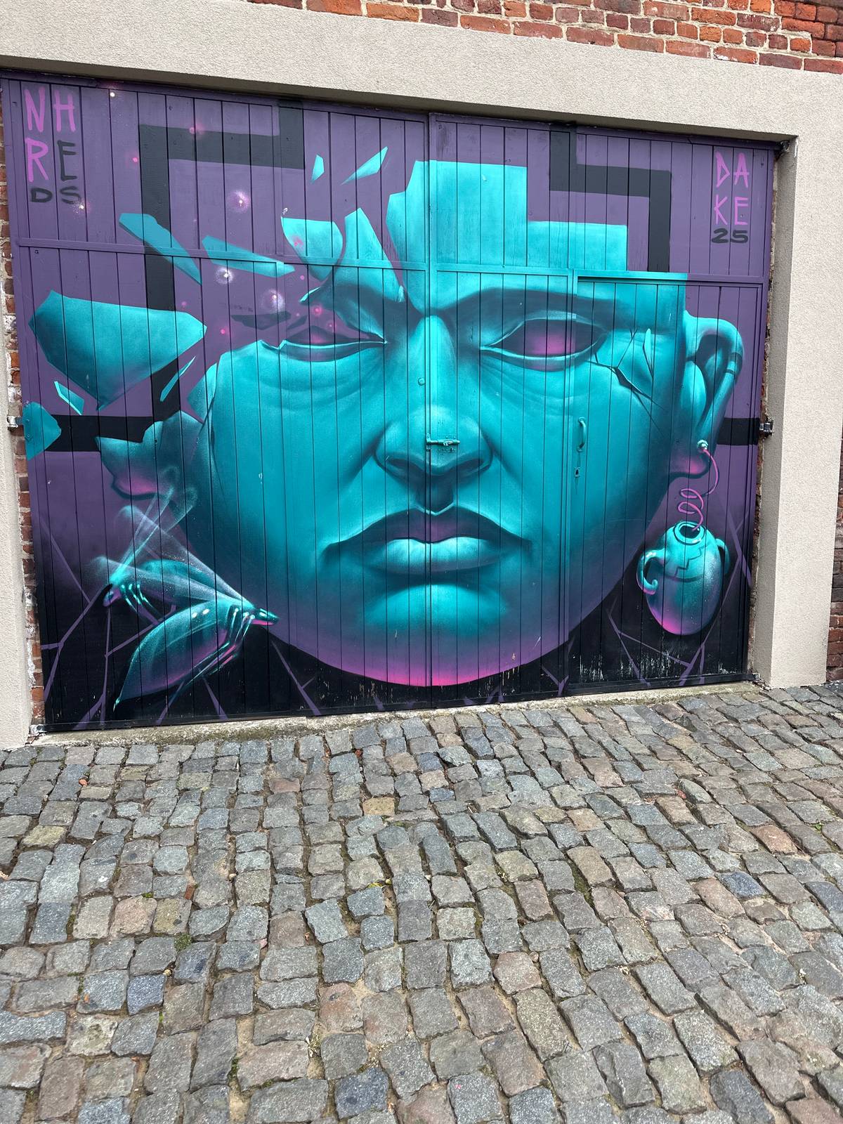 Dake25—Face