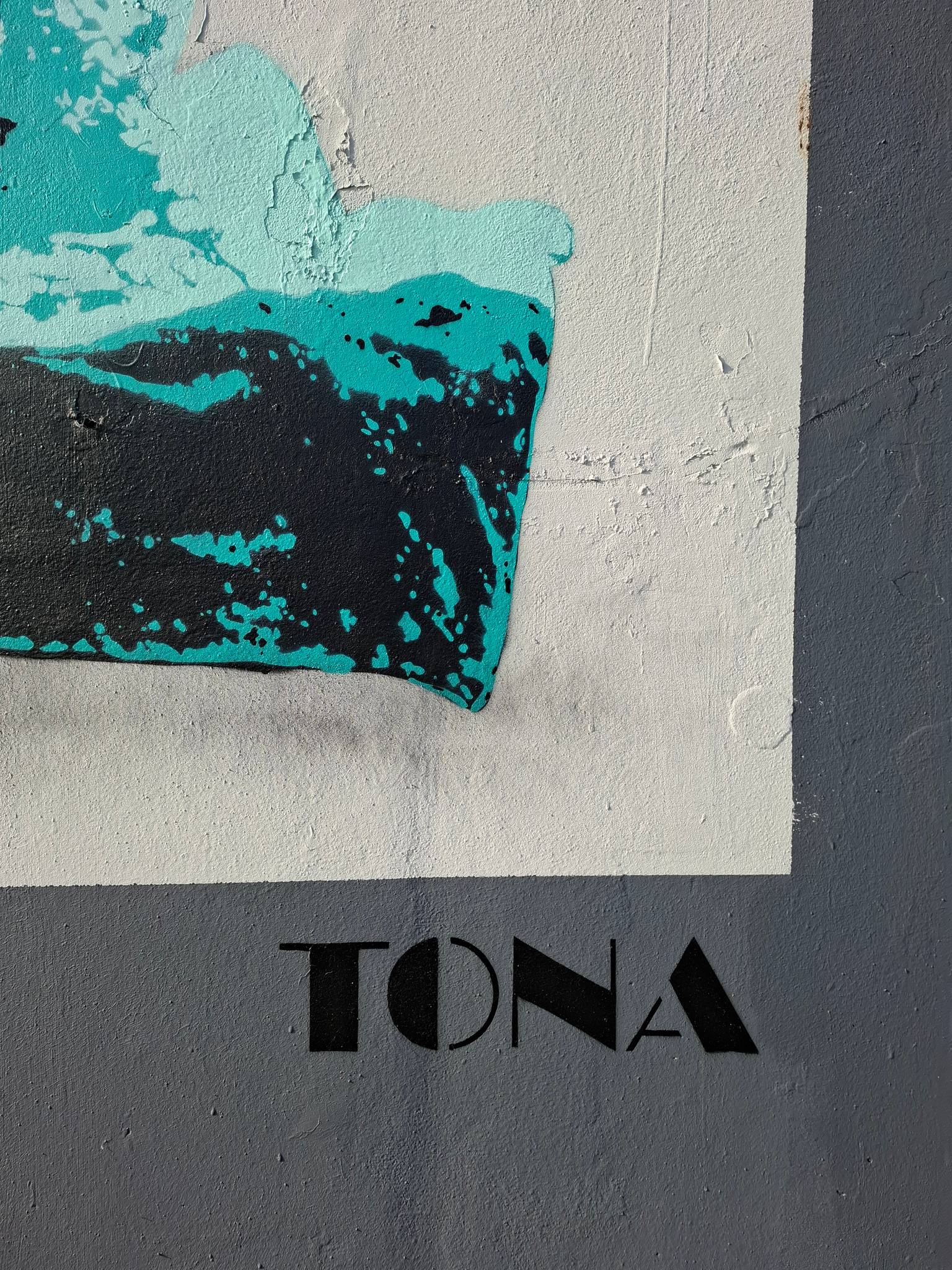 Tona&mdash;Girl drawing with chalk