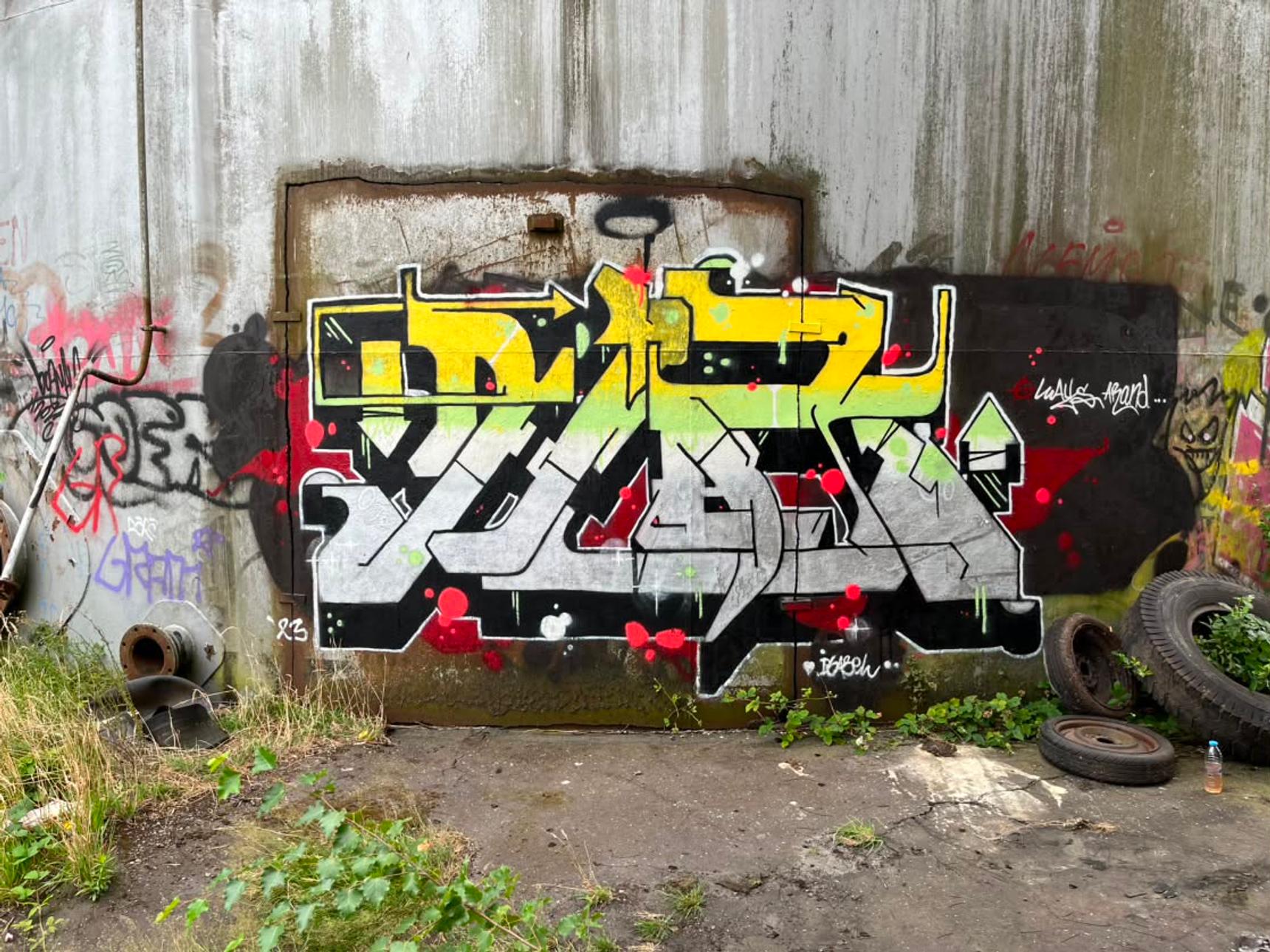 —Graffitispot verlaten oliesilo's